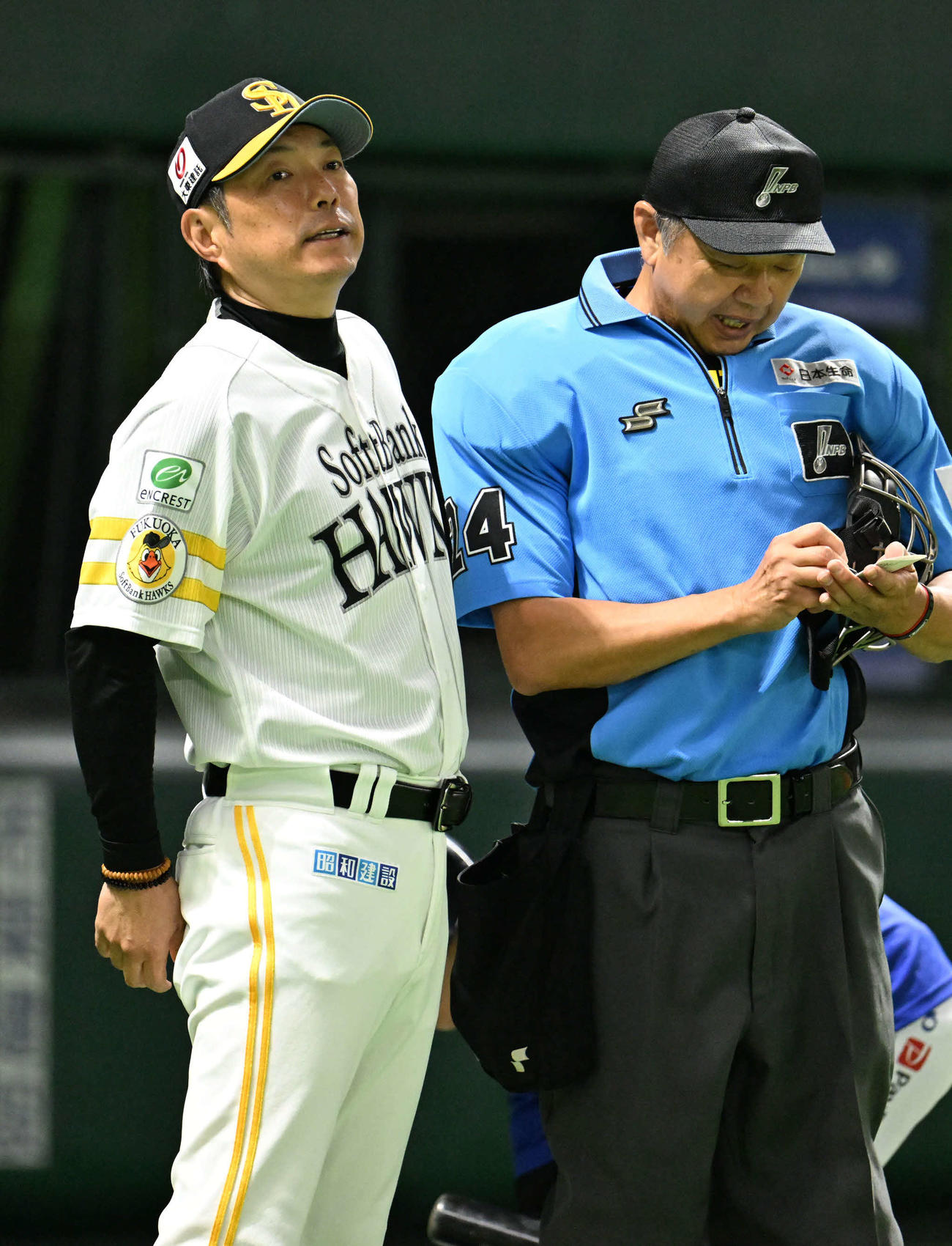 ソフトバンク対西武　9回表、選手交代を告げる小久保監督（左）（撮影・林敢治）