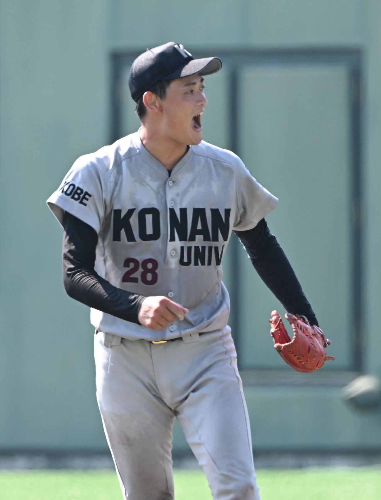 甲南大対関西国際大　6回裏大産大2死一、二塁、田中を三振に打ち取りほえる岡本（撮影・和賀正仁）