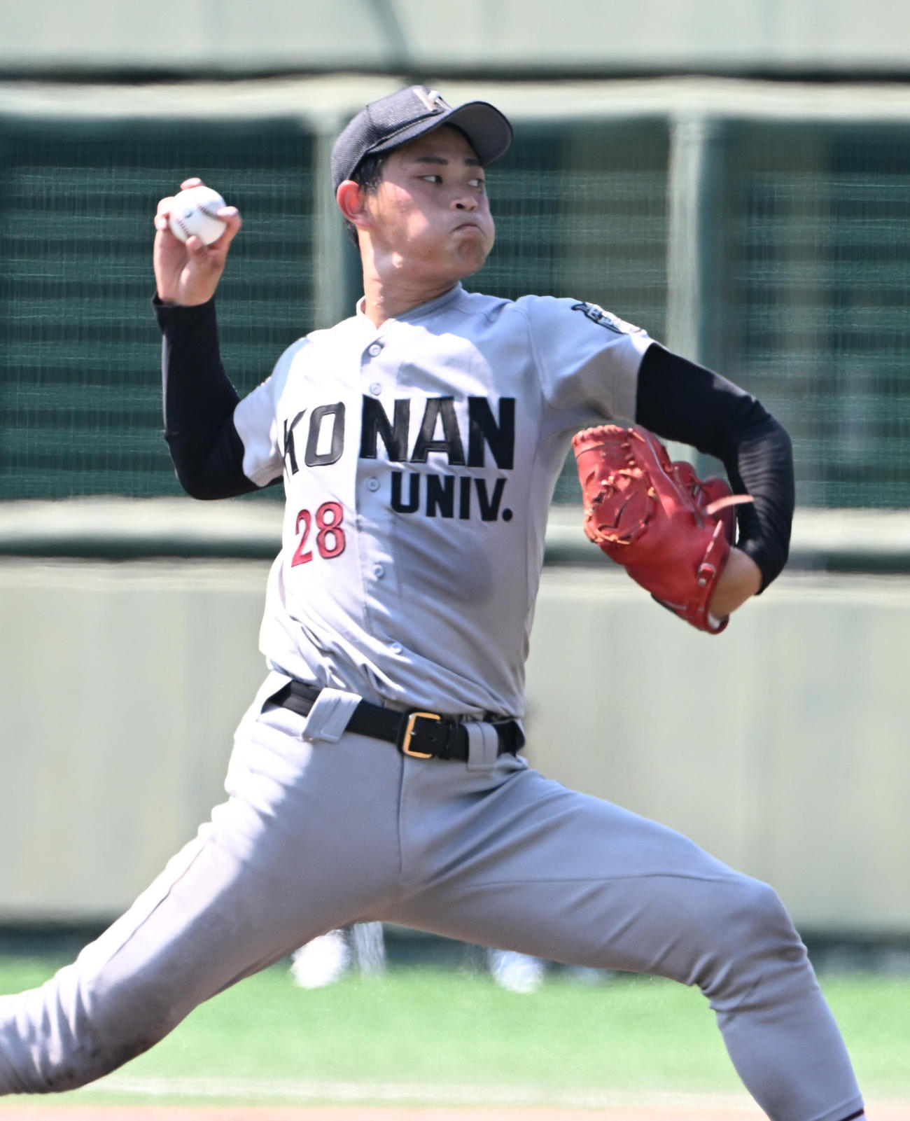 甲南大対関西国際大　先発する甲南大・岡本（撮影・和賀正仁）