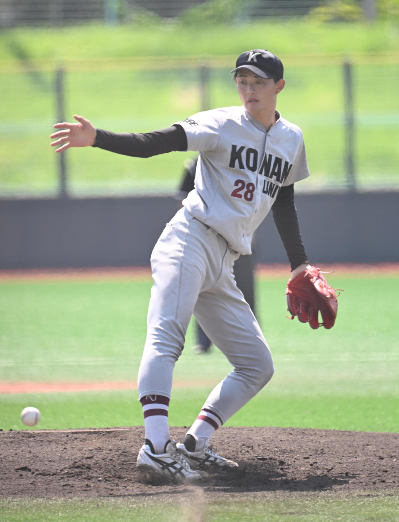 甲南大対関西国際大　1回表大産大1死、辻本に中前打を浴びる岡本（撮影・和賀正仁）