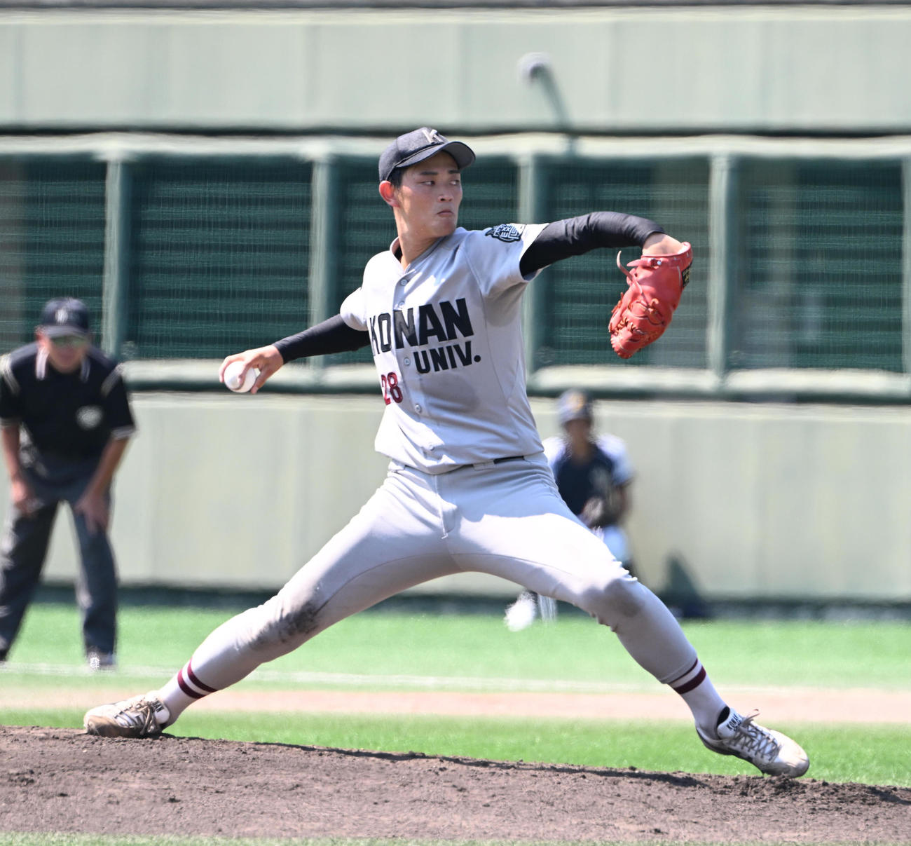 甲南大対関西国際大　先発する甲南大・岡本（撮影・和賀正仁）