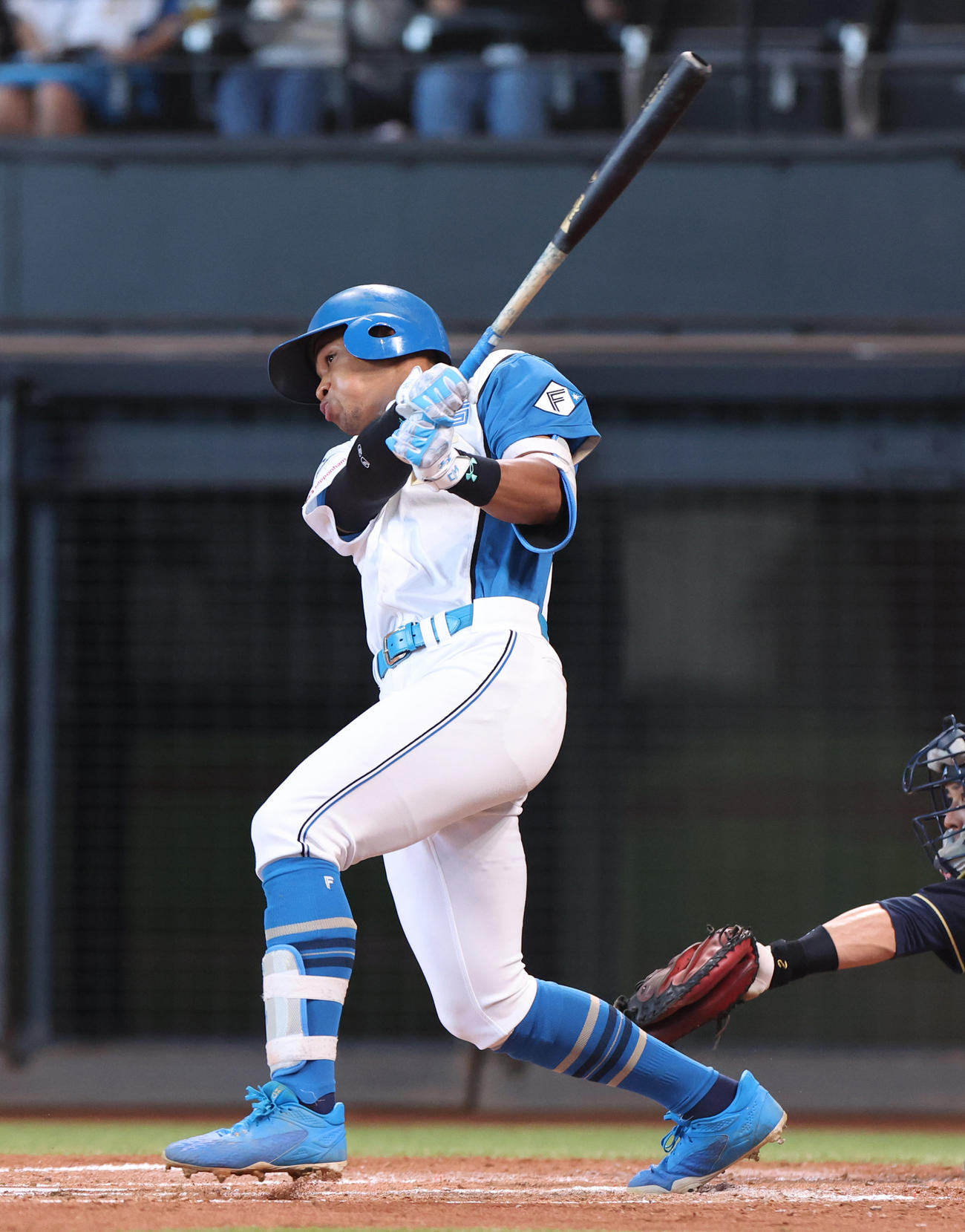 日本ハム対オリックス　2回裏日本ハム2死二塁、万波は適時二塁打を放つ（撮影・佐藤翔太）
