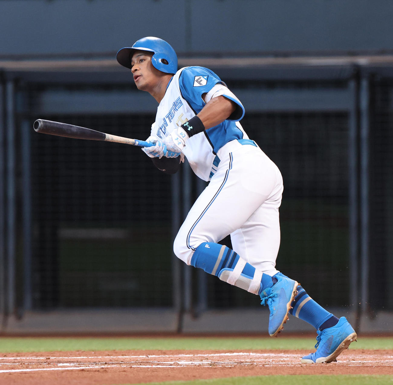 日本ハム対オリックス　2回裏日本ハム2死二塁、万波は適時二塁打を放つ（撮影・佐藤翔太）