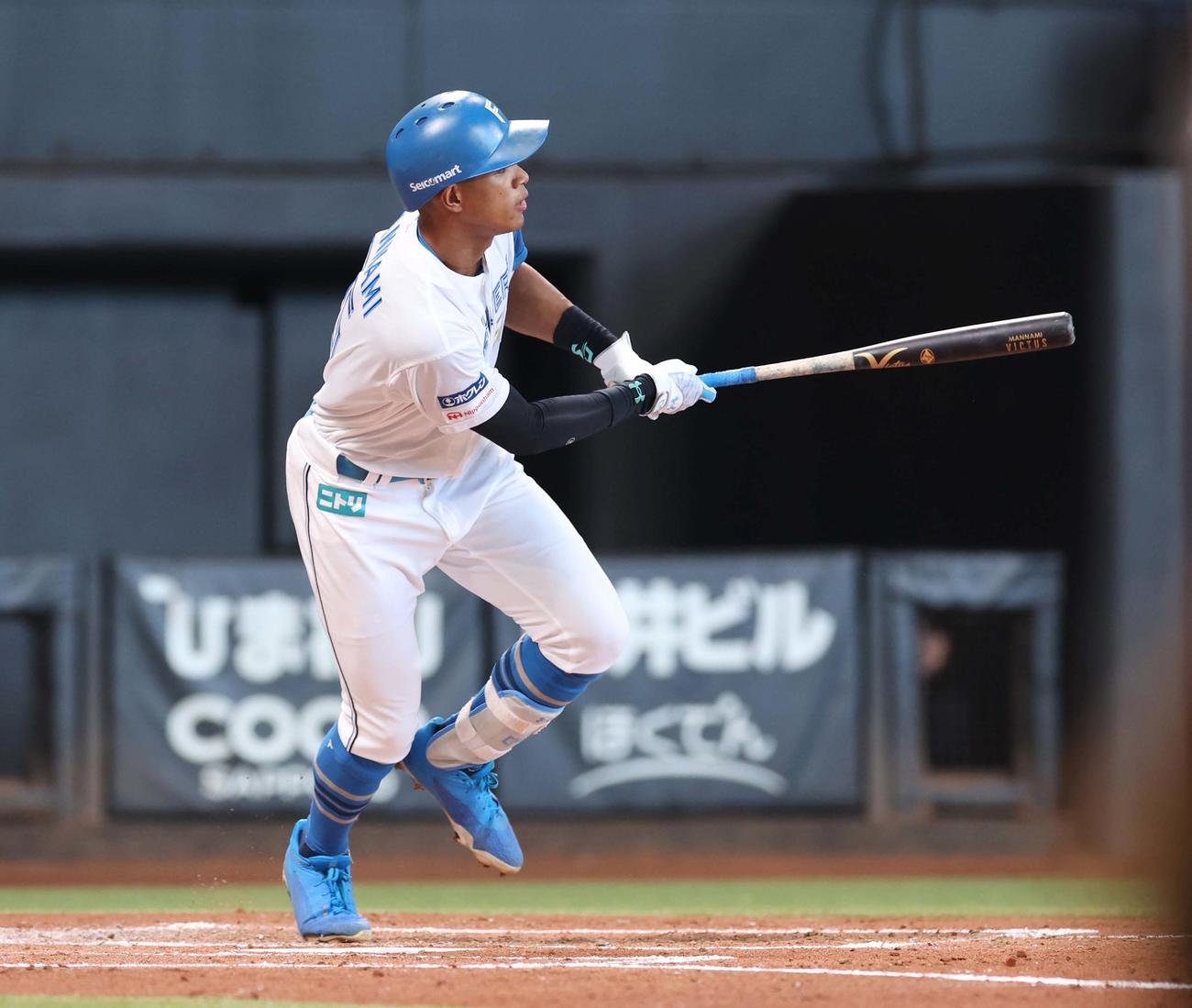 日本ハム対オリックス　2回裏日本ハム2死二塁、左中間に適時二塁打を放つ万波（撮影・黒川智章）