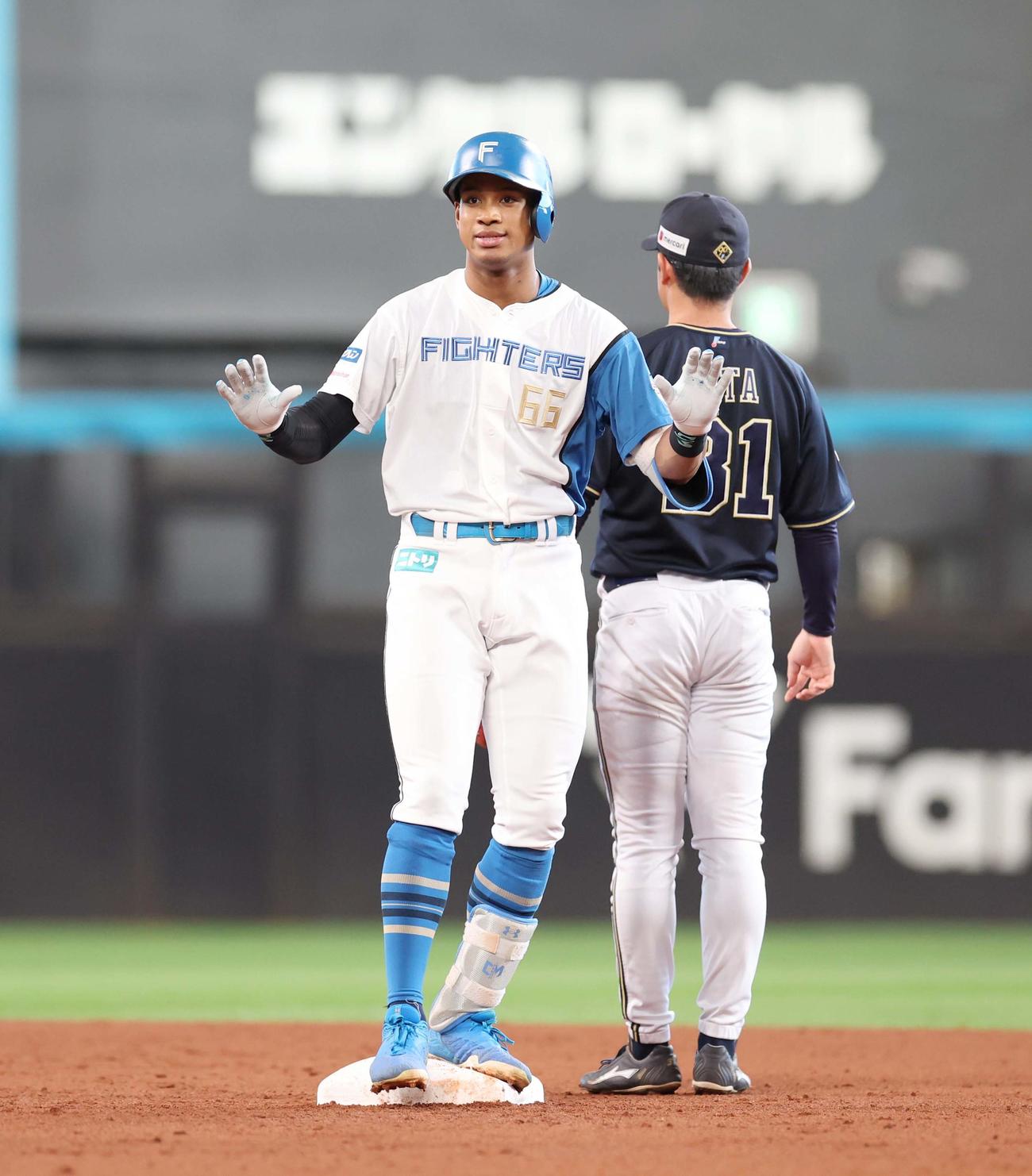日本ハム対オリックス　2回裏日本ハム2死二塁、左中間に適時二塁打を放つ万波（撮影・黒川智章）
