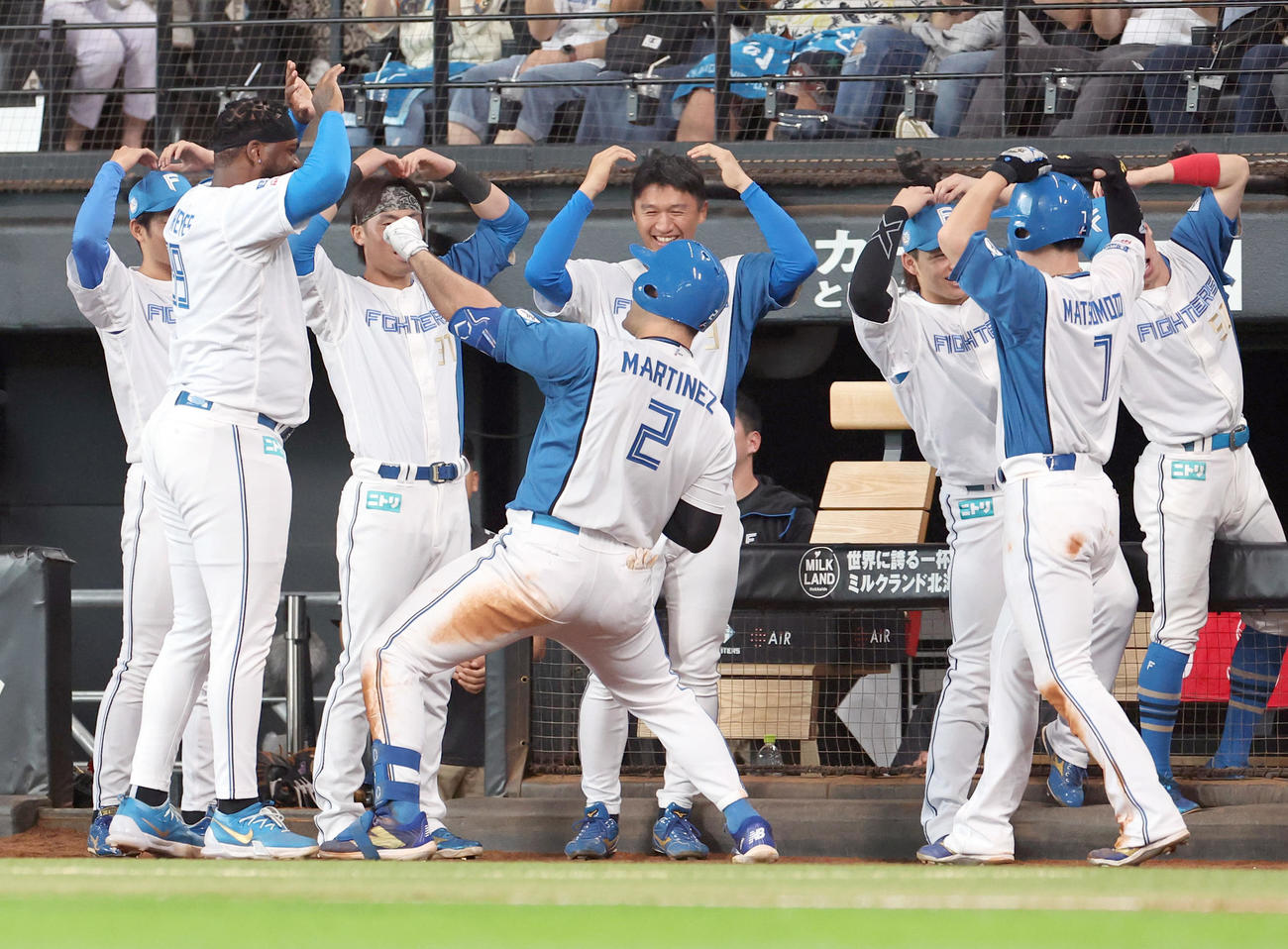 日本ハム対オリックス　5回裏日本ハム1死一、三塁、レイエス（左）らナインは左越え3点本塁打を放ったマルティネスを出迎える（撮影・佐藤翔太）