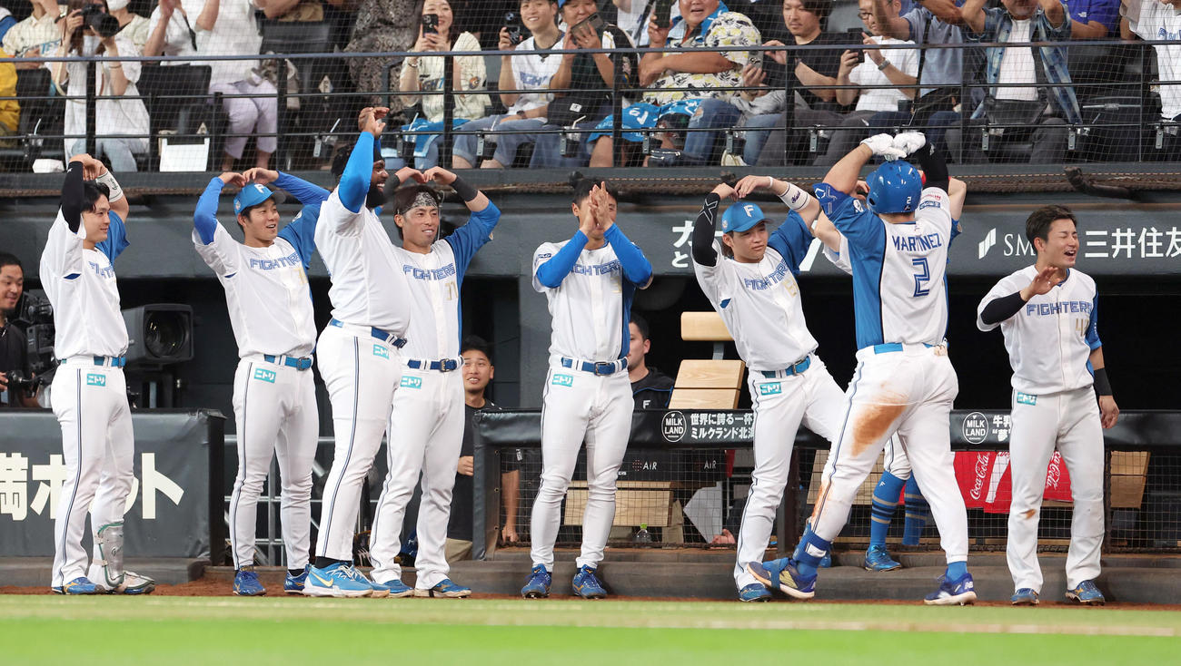 日本ハム対オリックス　5回裏日本ハム1死一、三塁、マルティネスは左越え3点本塁打を放ちナインに出迎えられる（撮影・佐藤翔太）