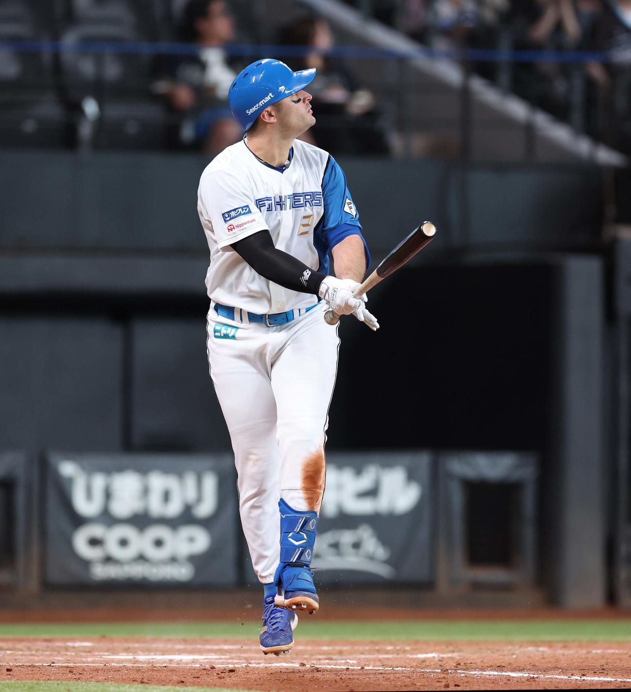 日本ハム対オリックス　5回裏日本ハム1死一、三塁、左越え3点本塁打を放つマルティネス（撮影・黒川智章）