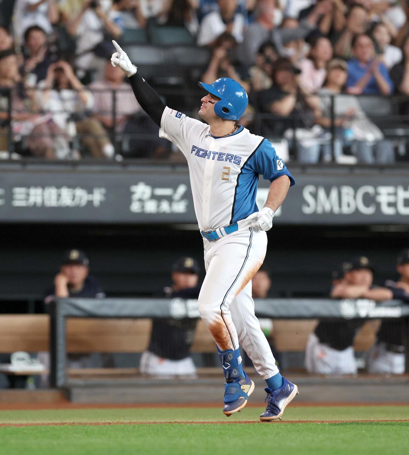 日本ハム対オリックス　5回裏日本ハム1死一、三塁、左越え3点本塁打を放ちスタンドを指さすマルティネス（撮影・黒川智章）