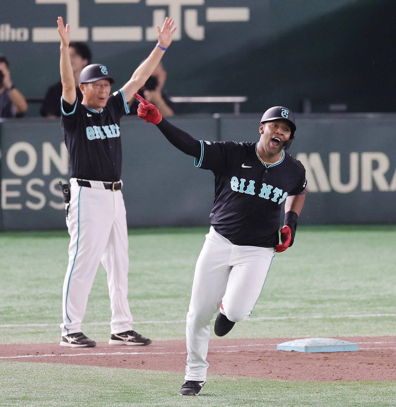 巨人対DeNA 12回裏巨人2死、サヨナラ本塁打を放ち喜ぶオコエ（撮影・野上伸悟）
