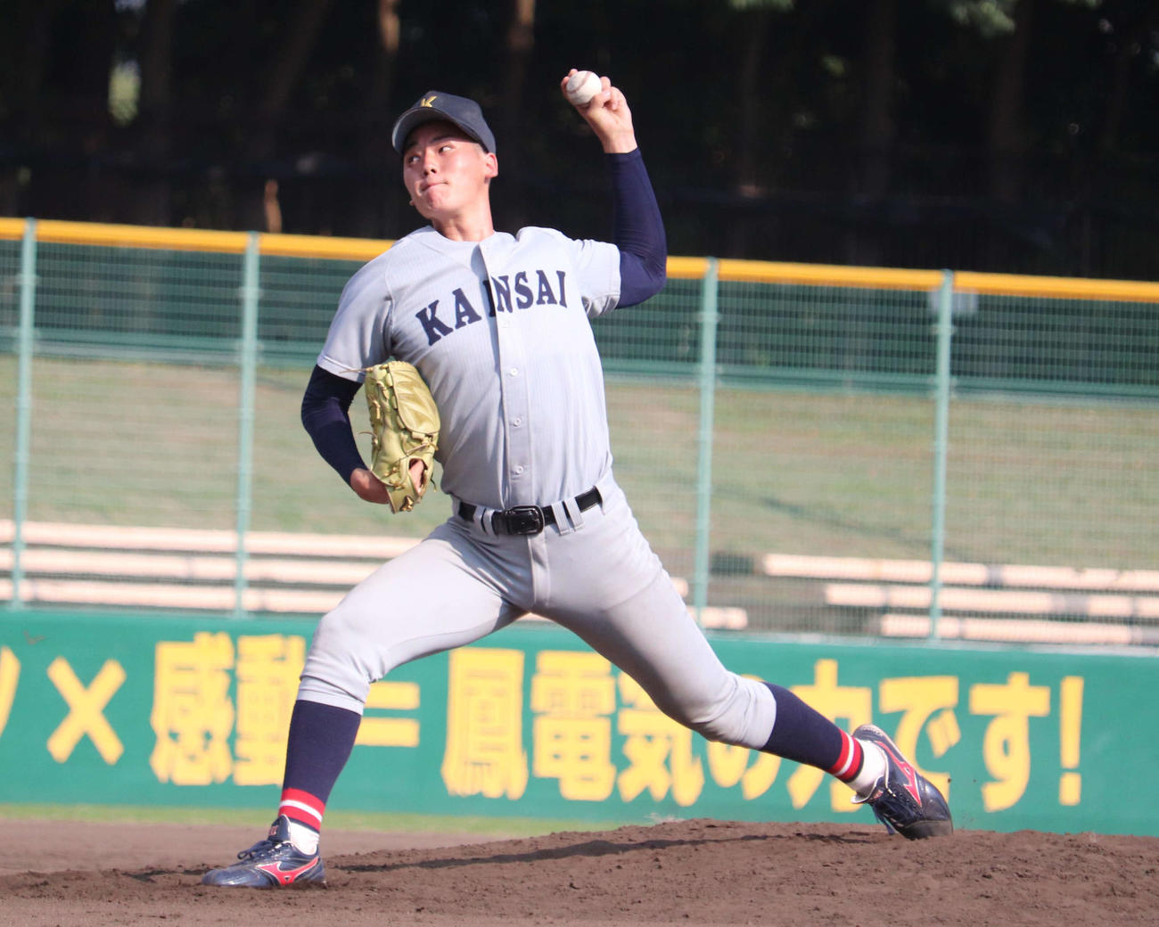 近大との1回戦　8回に登板し1回2安打1死球無失点で抑えた、1年生左腕の関大・百合沢（撮影・中島麗）