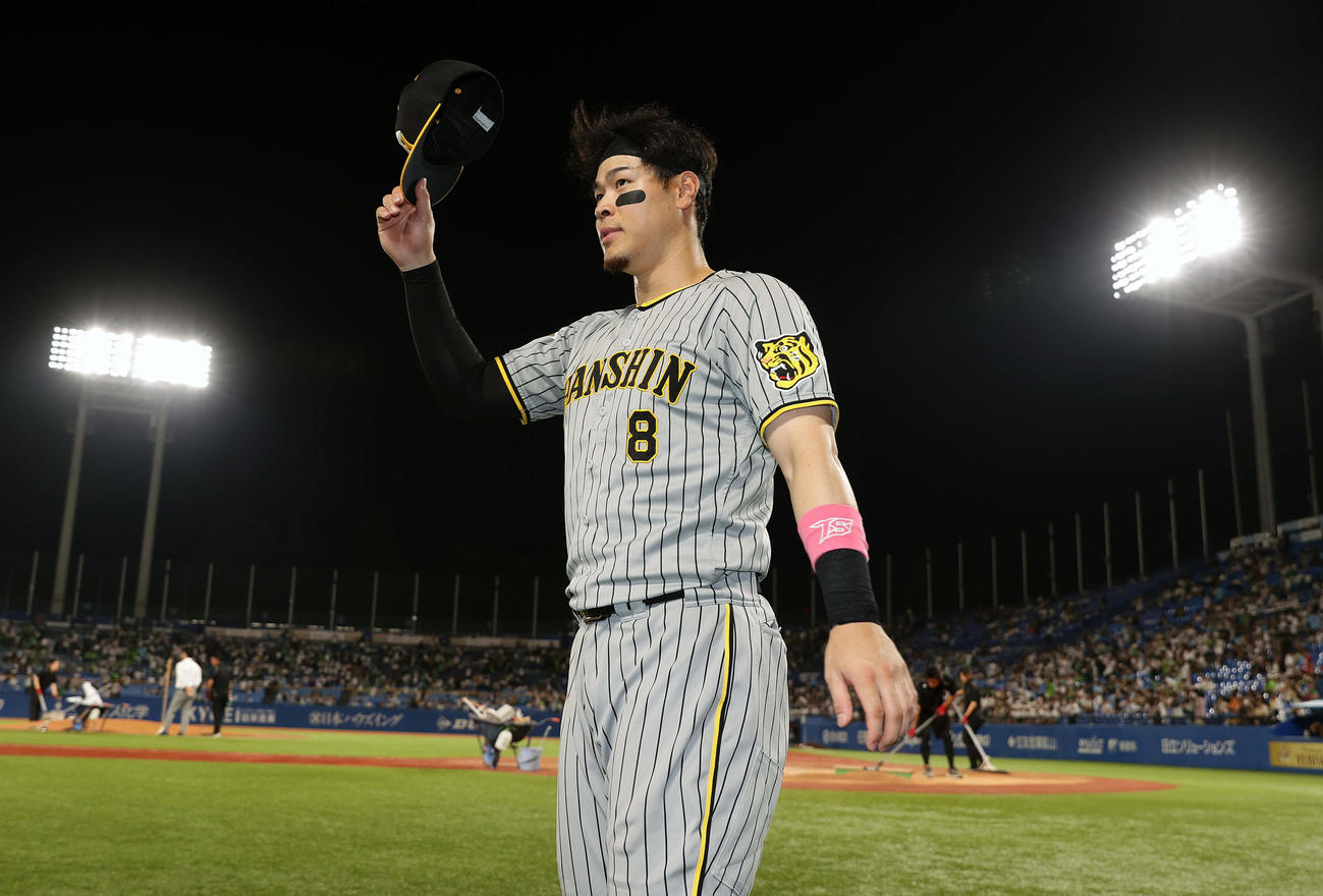 ヤクルト対阪神　ヒーローインタビューを終えファンの声援に応える阪神佐藤輝（撮影・前田充）