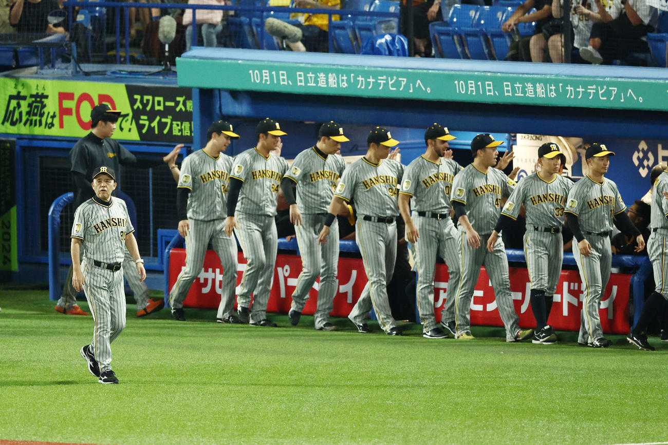 ヤクルト対阪神　ヤクルトに勝利し引き揚げる阪神岡田監督（左）（撮影・河田真司）