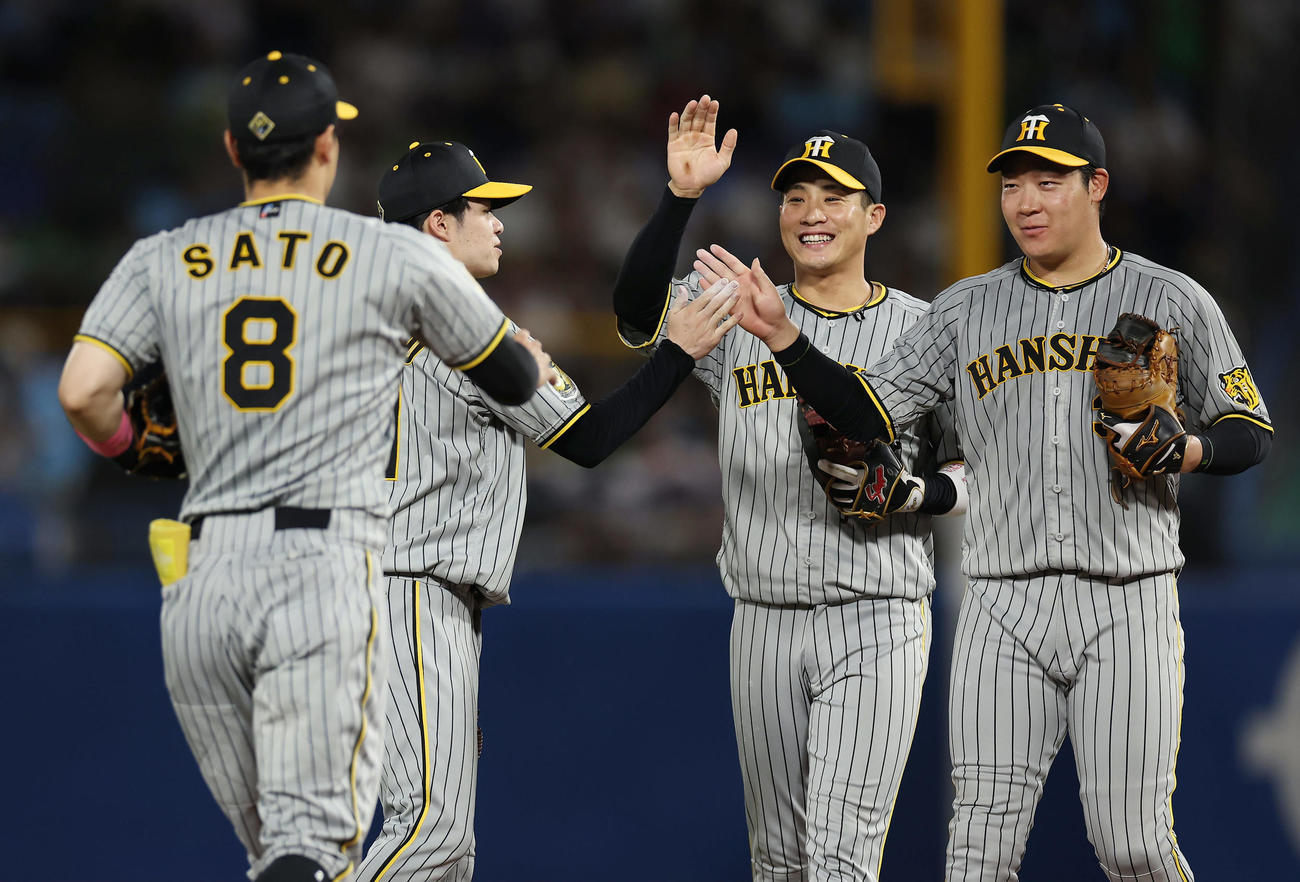 ヤクルト対阪神　ヤクルトに連勝しタッチを交わして喜ぶ、左から阪神佐藤輝、中野、木浪、大山（撮影・前田充）