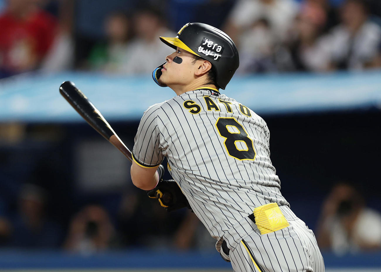 ヤクルト対阪神　1回表阪神1死一塁、左中間へ2点本塁打を放つ佐藤輝（撮影・前田充）