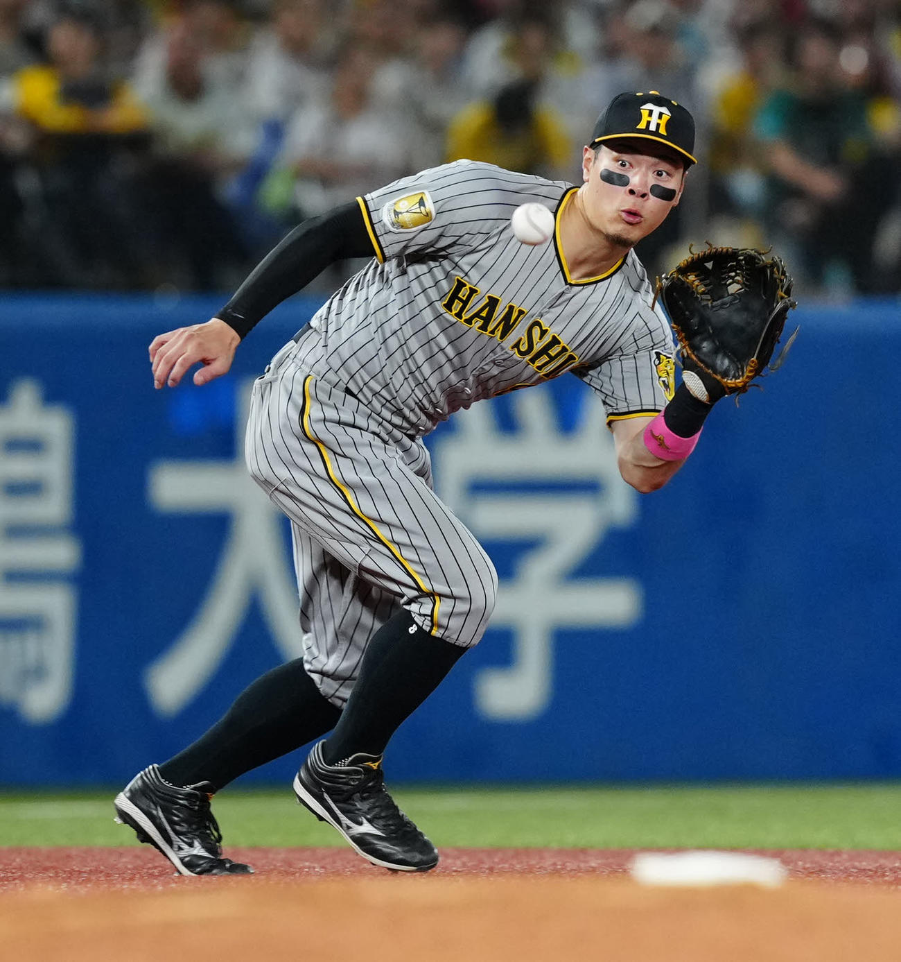 ヤクルト対阪神　3回裏ヤクルト2死、三直となった宮本の打球を捕球する佐藤輝（撮影・江口和貴）