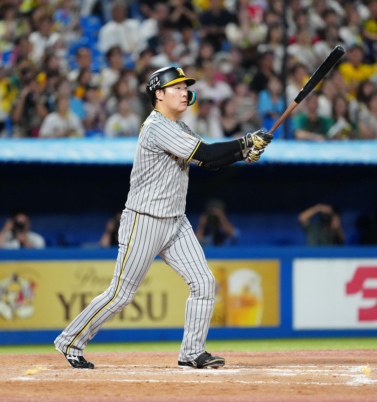ヤクルト対阪神　9回表阪神2死一塁、右越え2点本塁打を放つ大山（撮影・江口和貴）