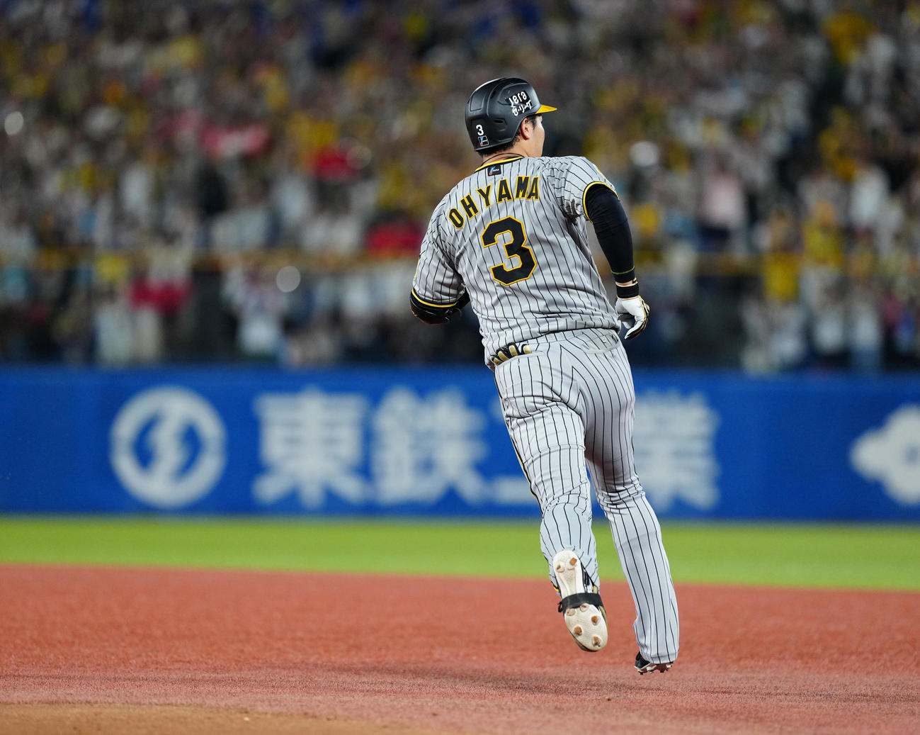 ヤクルト対阪神　9回表阪神2死一塁、右越え2点本塁打を放ちダイヤモンドを1周する大山（撮影・江口和貴）