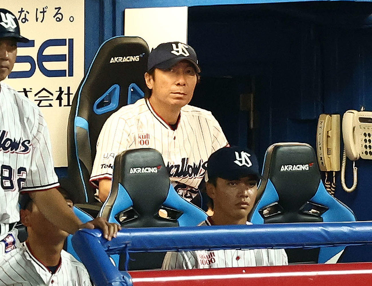 ヤクルト対阪神　5回表、戦況を見守る高津監督（撮影・河田真司）