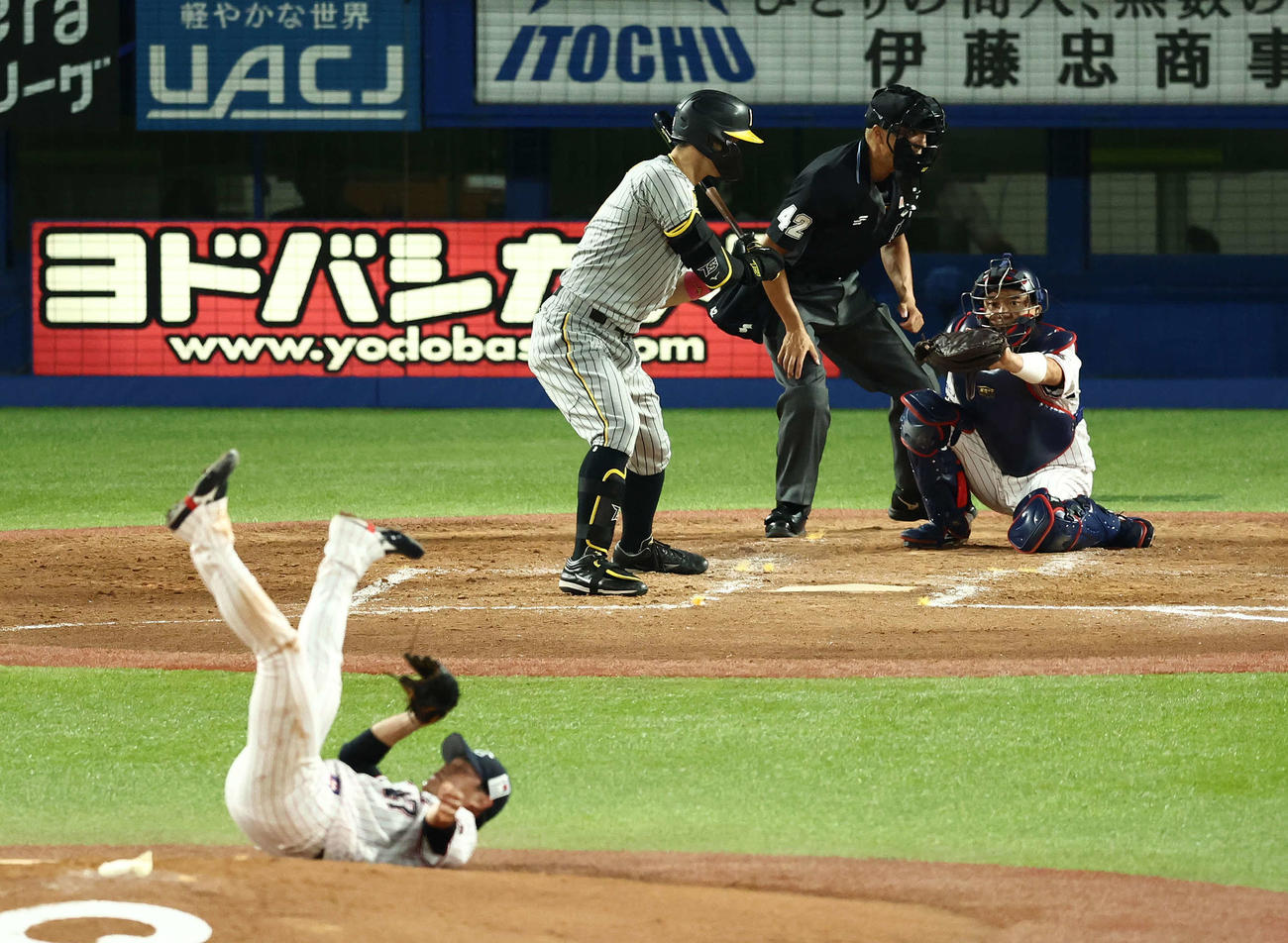 ヤクルト対阪神　3回表阪神2死、打者佐藤輝の時、投球後にバランスを崩す高橋（撮影・河田真司）