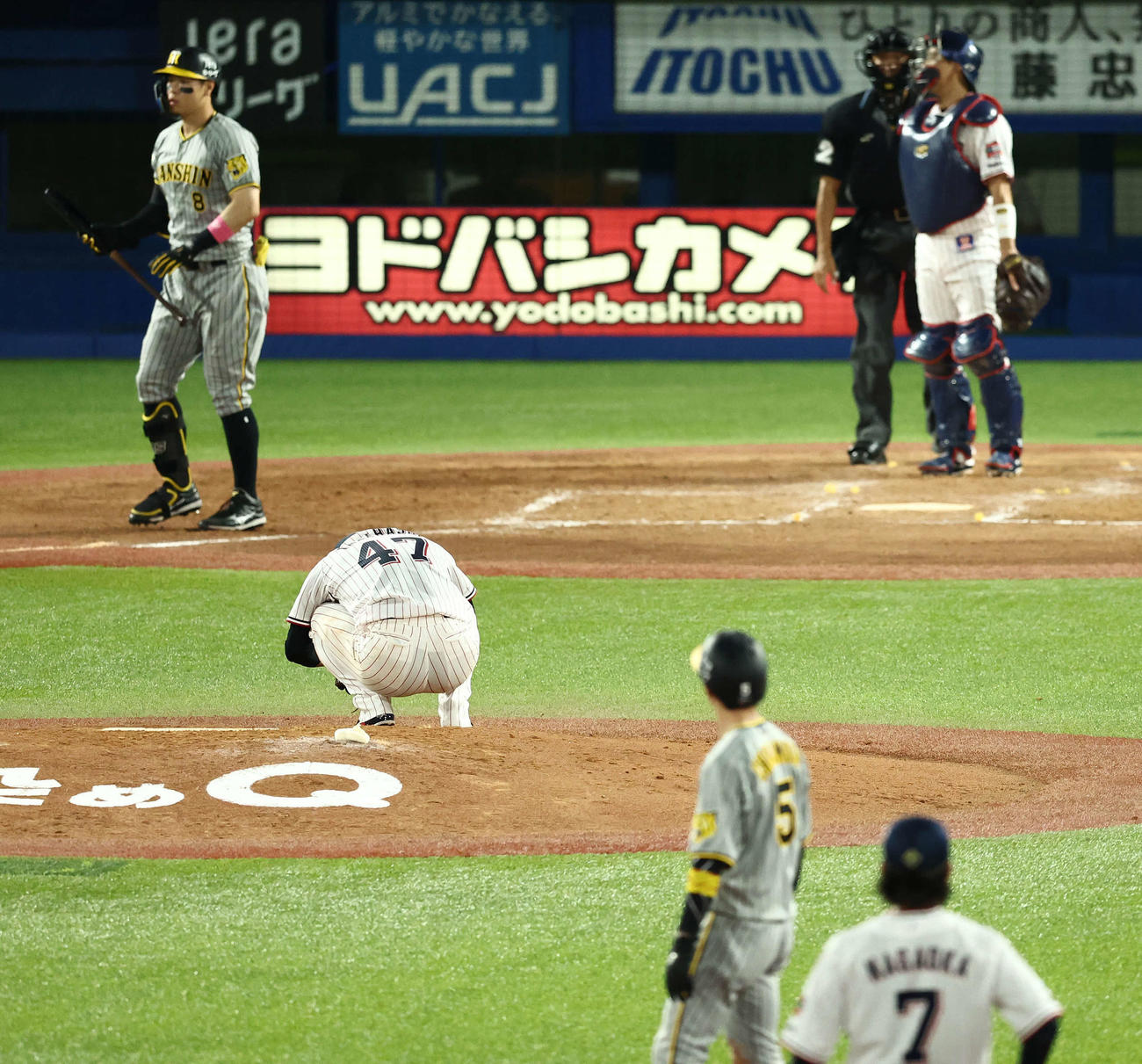 ヤクルト対阪神　5回表阪神2死一、二塁、佐藤輝に四球を与える高橋（撮影・河田真司）