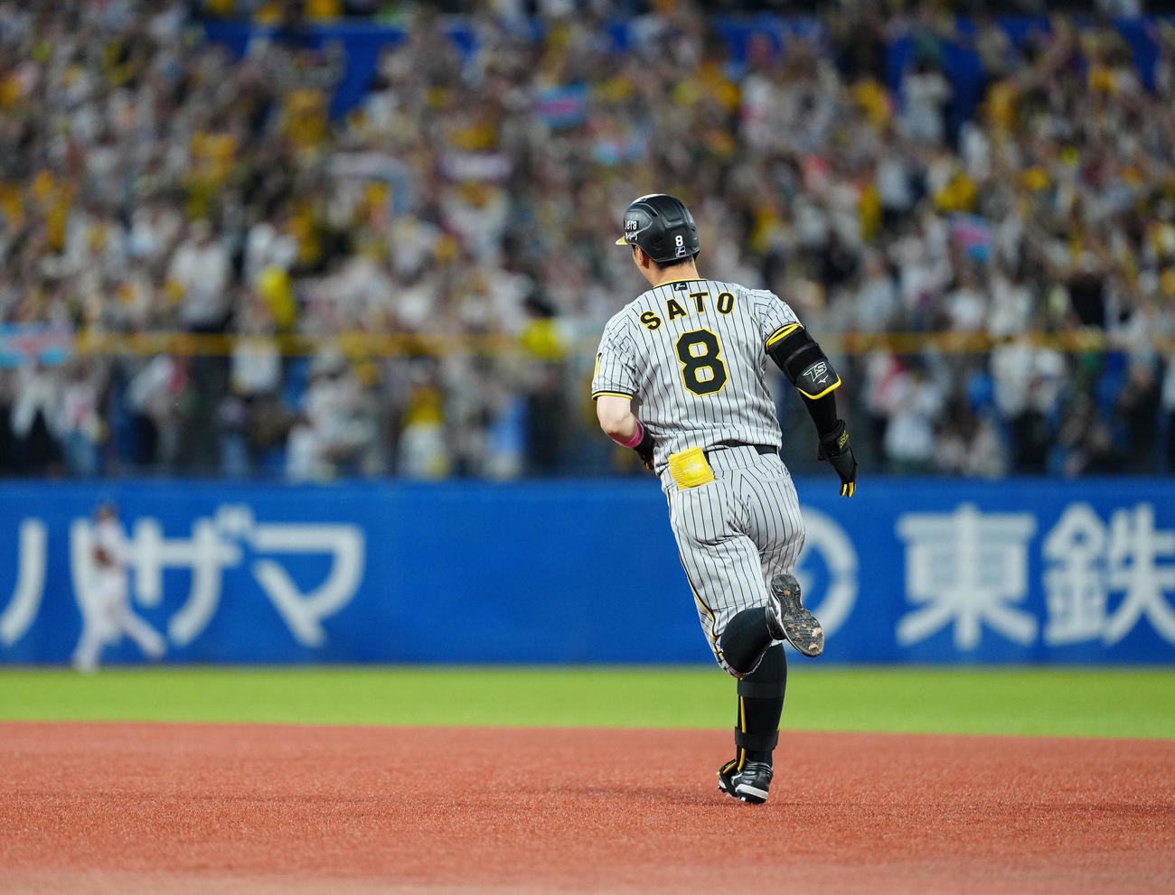 ヤクルト対阪神　1回表阪神1死一塁、2点本塁打を放ちダイヤモンドを1周する佐藤輝（撮影・江口和貴）