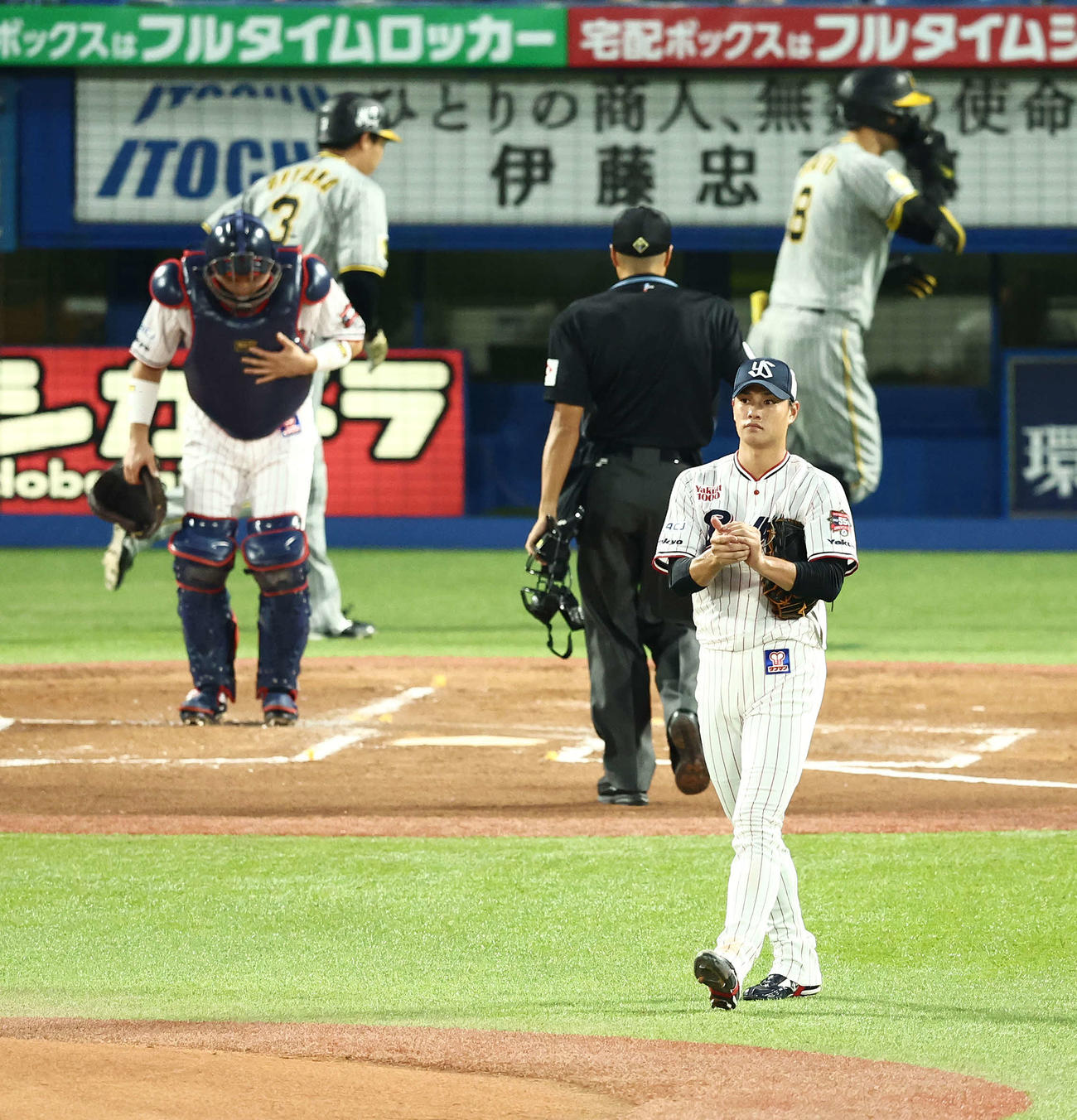 ヤクルト対阪神　1回表阪神1死一塁、佐藤輝に2点本塁打を浴びる高橋（撮影・河田真司）