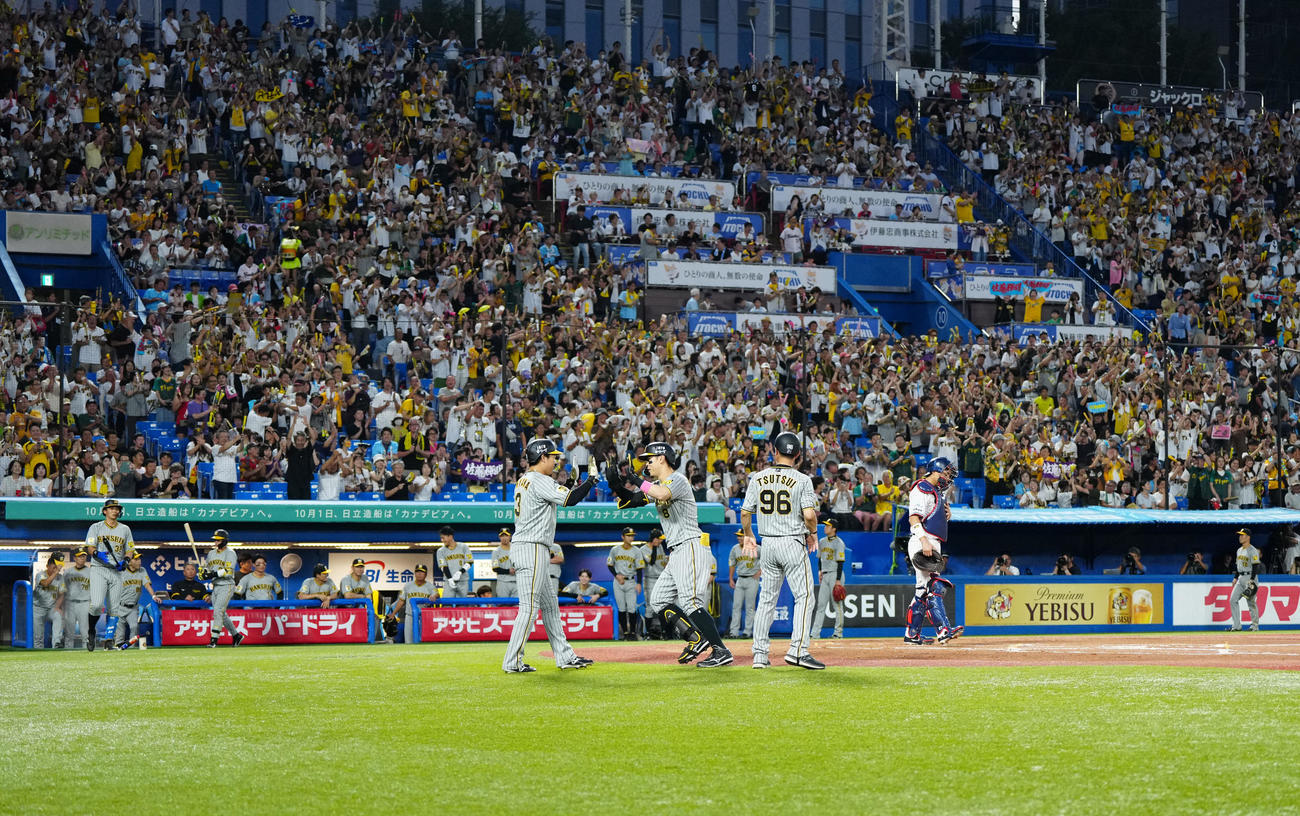 ヤクルト対阪神　1回表阪神1死一塁、2点本塁打を放ち大山（左）とタッチを交わす佐藤輝（撮影・江口和貴）