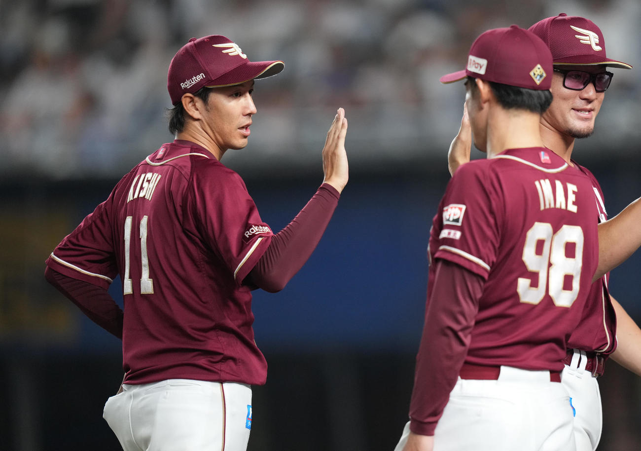 ロッテ対楽天　ロッテに勝利し、今江監督（中央）とタッチを交わす楽天岸（撮影・鈴木みどり）