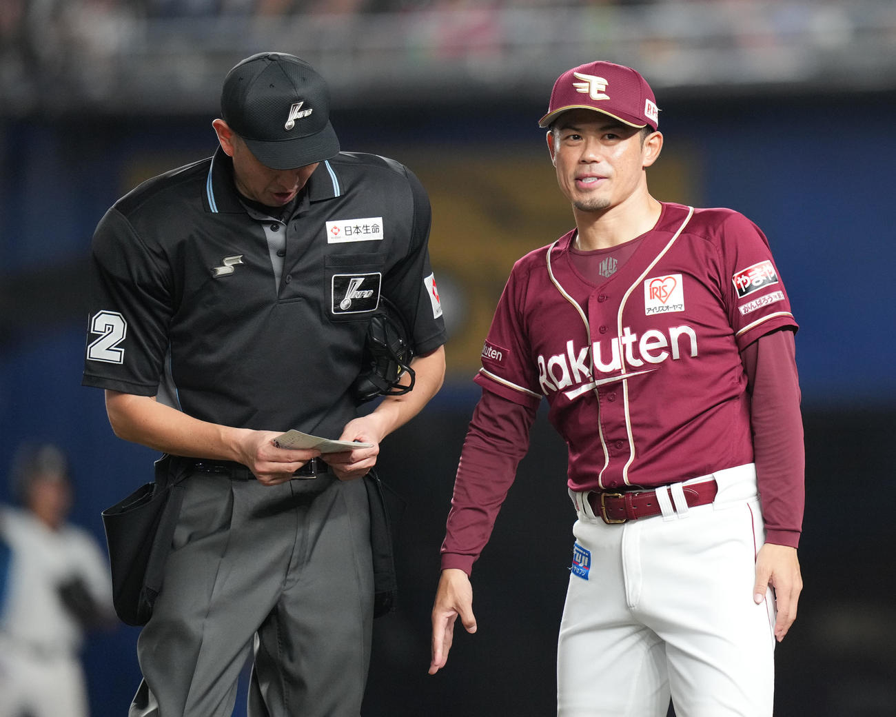 ロッテ対楽天　7回裏前、先発岸の降板を告げる楽天今江監督（撮影・鈴木みどり）