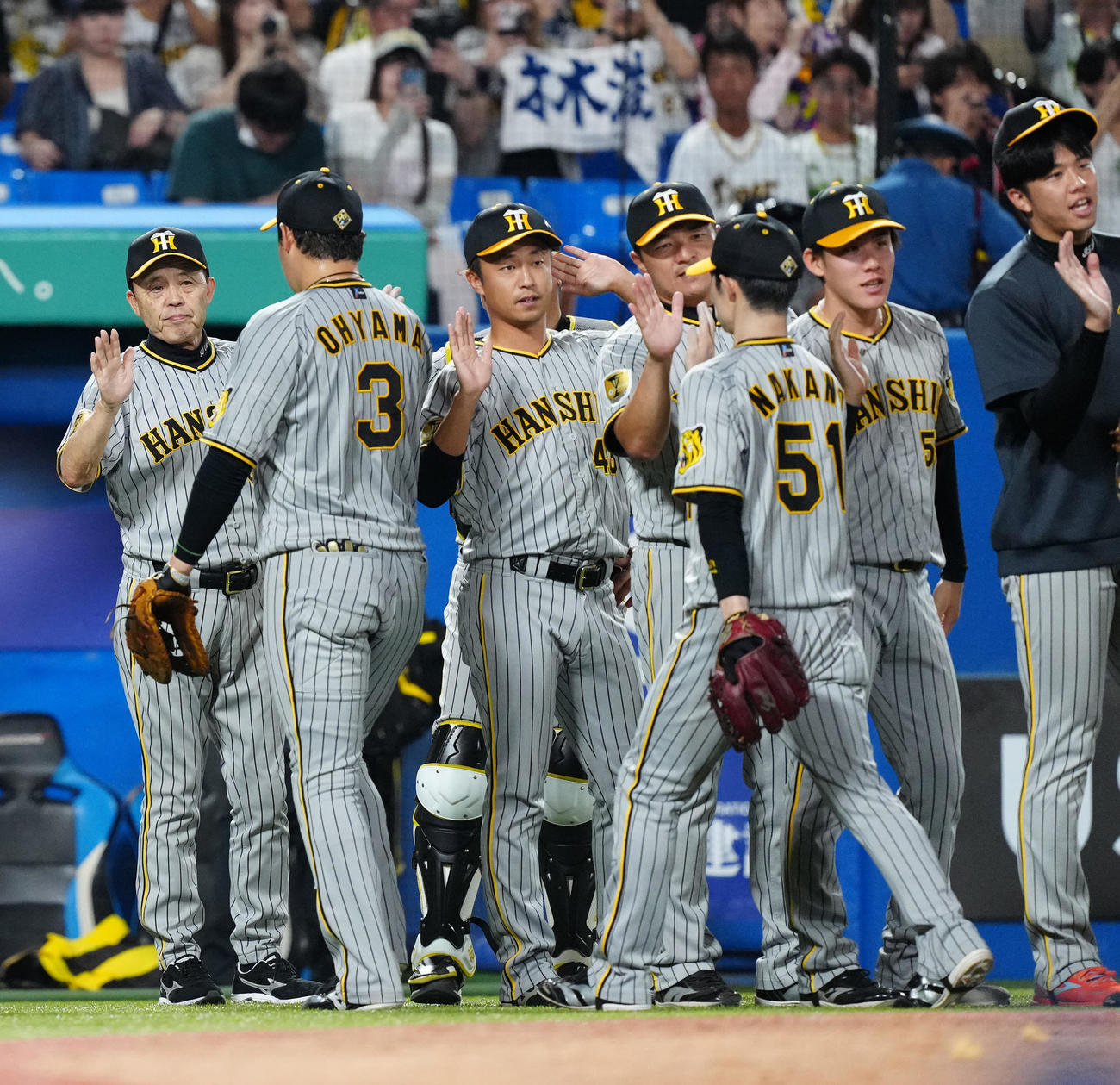 ヤクルト対阪神　試合後、阪神の選手たちとタッチを交わす岡田監督（左端）（撮影・江口和貴）