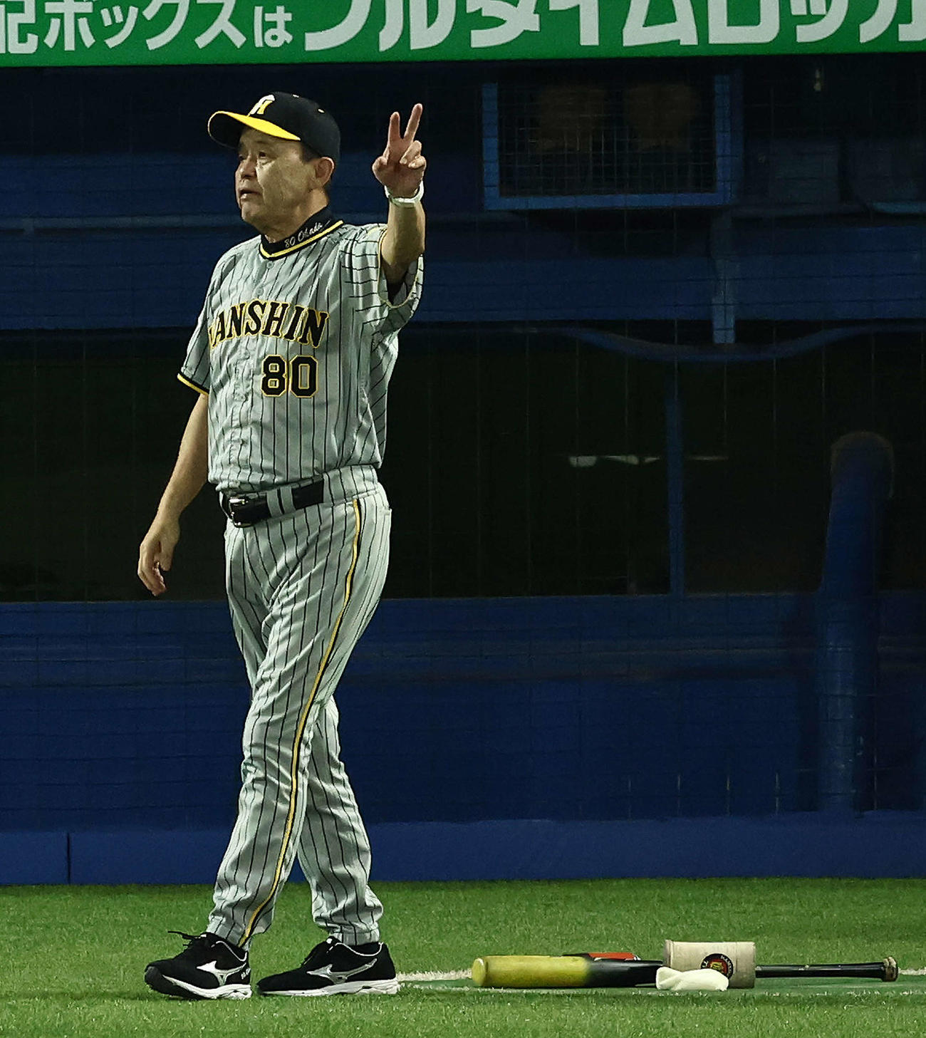 ヤクルト対阪神　8回表を終え、選手交代を告げる岡田監督（撮影・河田真司）