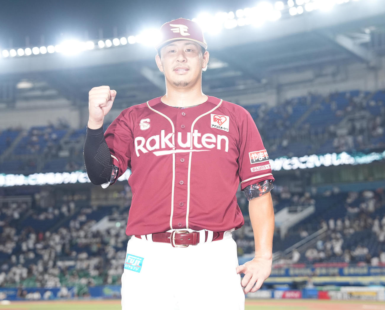 ロッテ対楽天　ロッテに勝利し、ガッツポーズする楽天浅村（撮影・鈴木みどり）