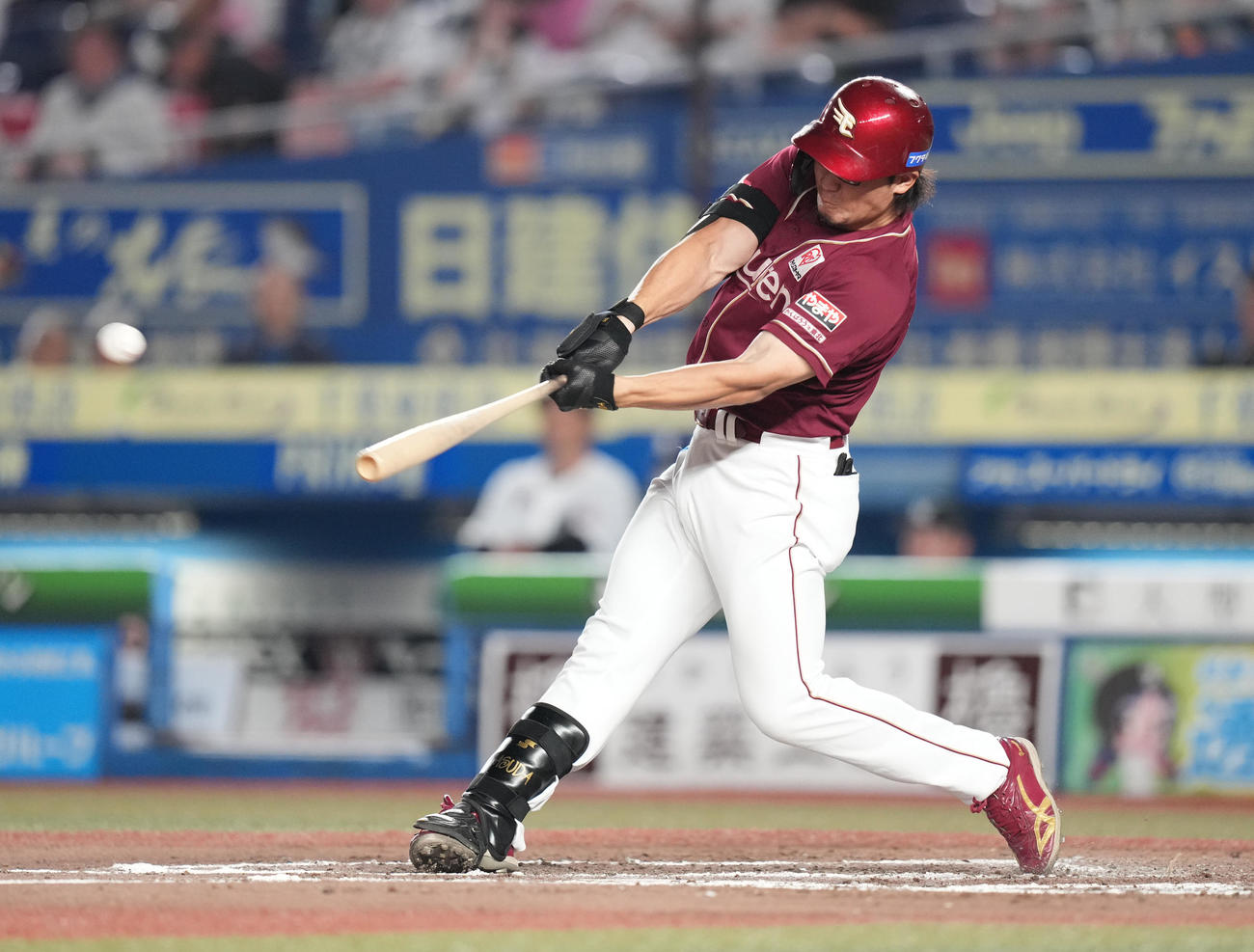 ロッテ対楽天　9回表楽天2死、右越えソロ本塁打を放つ安田（撮影・鈴木みどり）