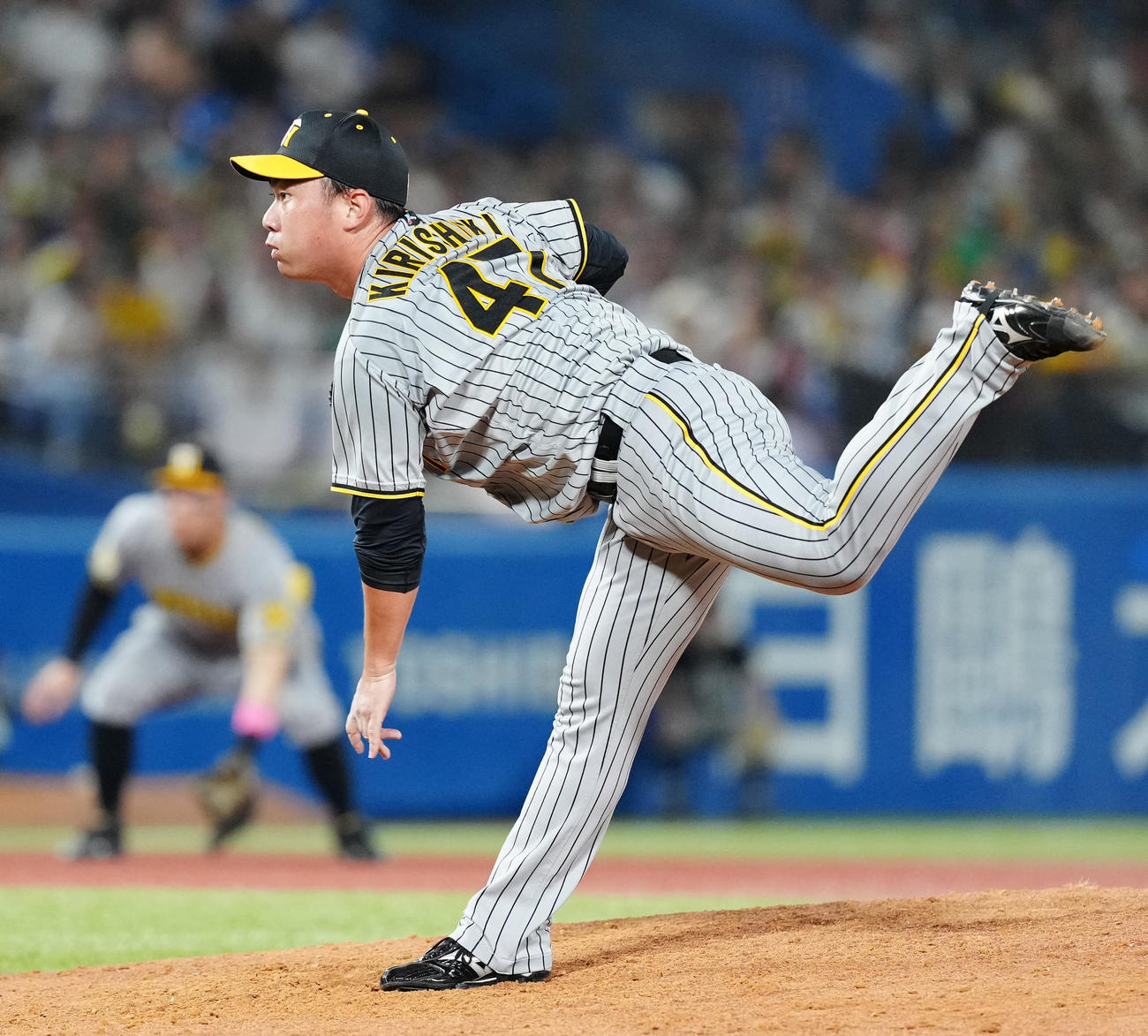 ヤクルト対阪神　阪神2番手の桐敷（撮影・江口和貴）