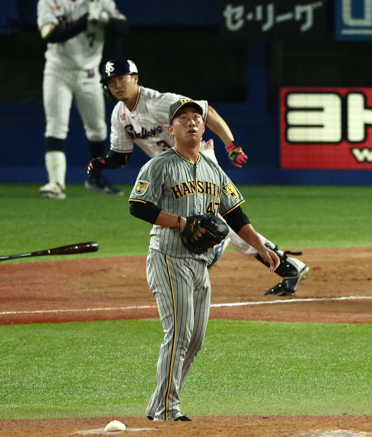 ヤクルト対阪神　7回裏ヤクルト2死、西川に二塁打を浴びる桐敷（撮影・河田真司）