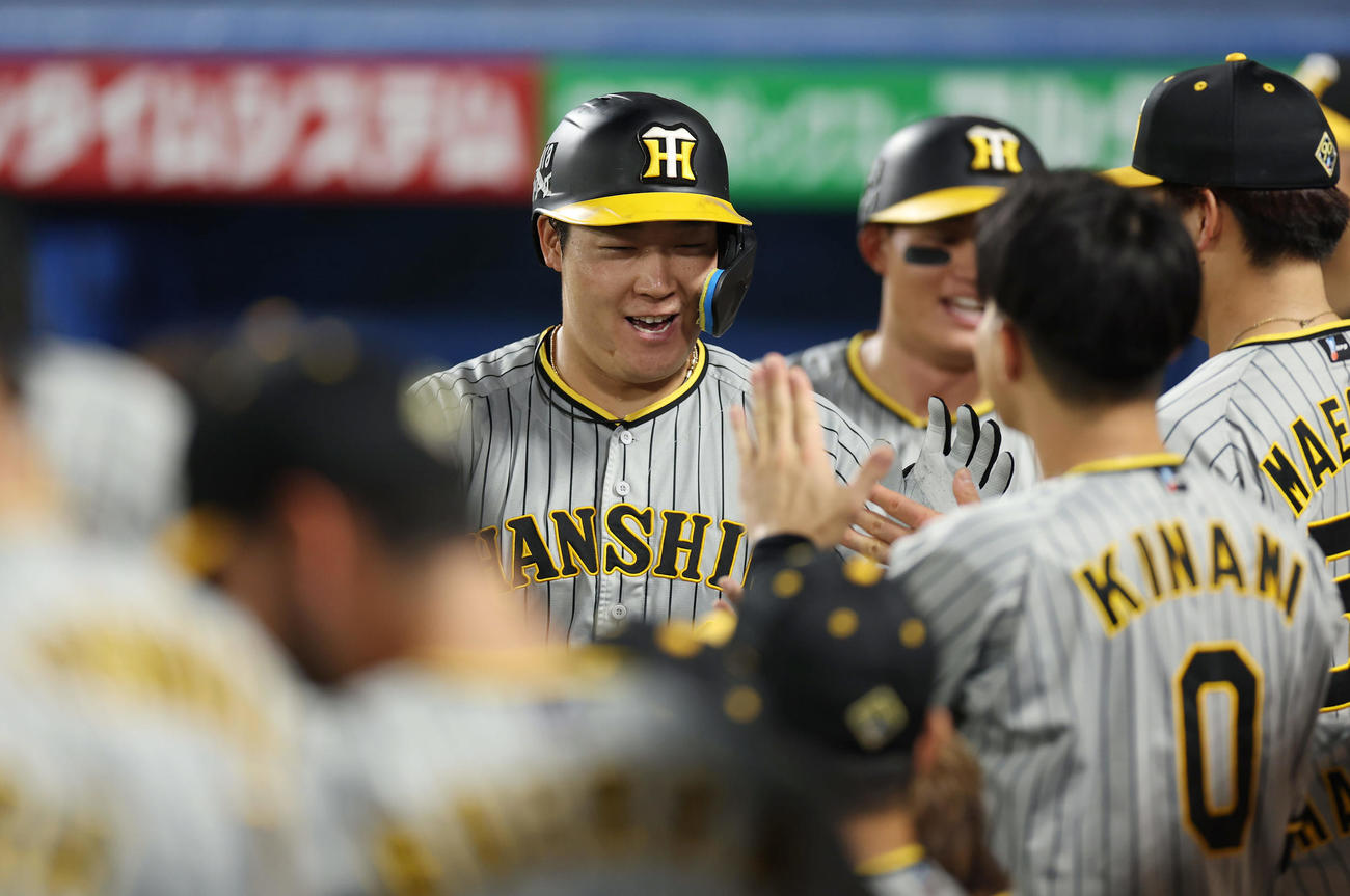 ヤクルト対阪神　9回裏阪神2死一塁、右越え2点本塁打を放ちナインに迎えられる大山（中央）（撮影・前田充）