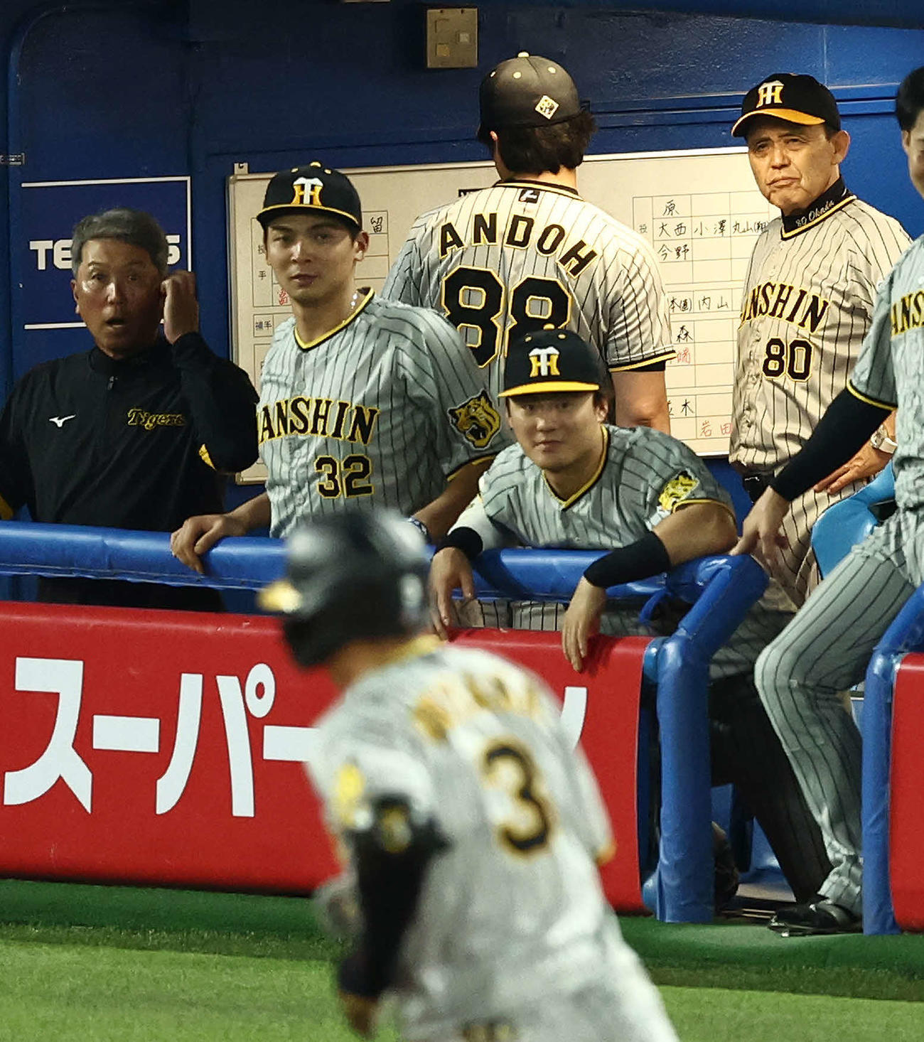 ヤクルト対阪神　9回表阪神2死一塁、右越え2点本塁打を放ち、ダイヤモンドを回る大山を見つめる岡田監督（右）（撮影・河田真司）