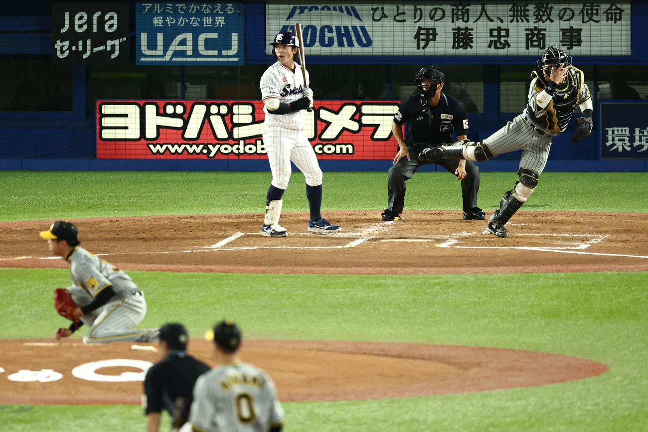 ヤクルト対阪神　1回裏ヤクルト無死一塁、打者長岡の時、一走西川をけん制で仕留める梅野（右）（撮影・河田真司）