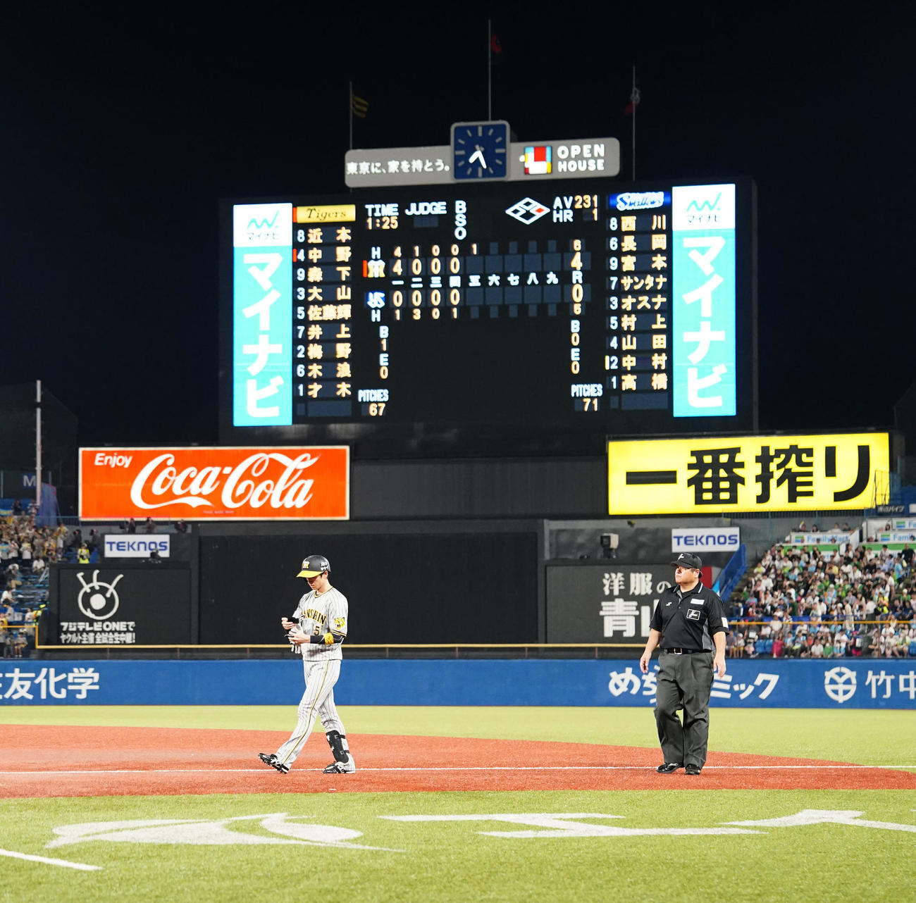 ヤクルト対阪神　5回表阪神無死、内野安打とした近本（左）（撮影・江口和貴）