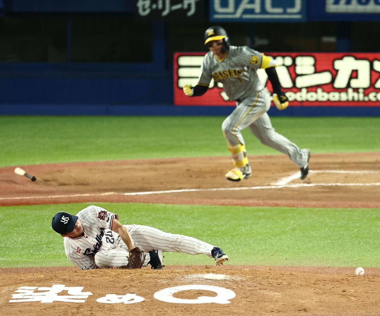 ヤクルト対阪神　7回表阪神2死、森下翔太の打球が当たる木沢（撮影・河田真司）
