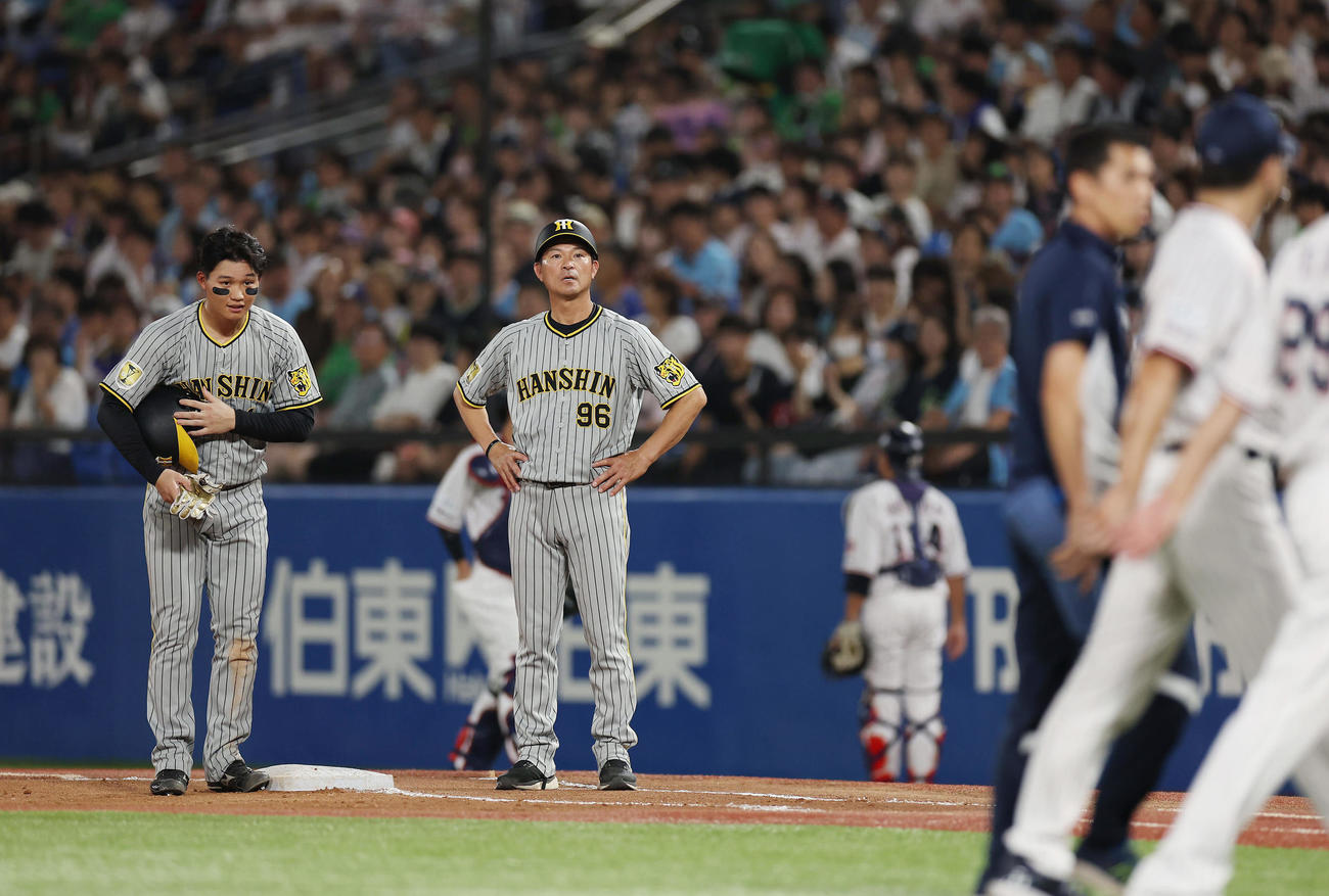 ヤクルト対阪神　7回表阪神2死、打球を受け治療に向かう木沢（右端）に頭を下げる森下（左）（撮影・前田充）