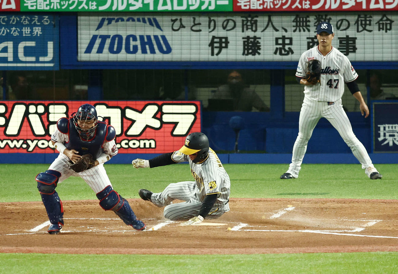 ヤクルト対阪神　1回表阪神1死二塁、大山の中前適時打で生還する森下。右は高橋（撮影・河田真司）