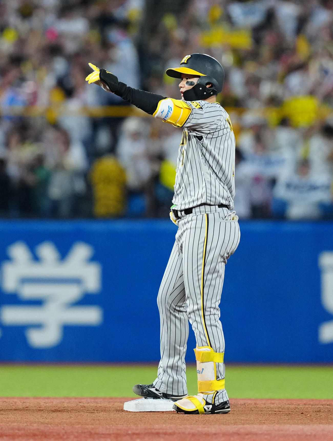 ヤクルト対阪神　1回表阪神1死二塁、先制適時二塁打を放ちポーズを決める森下（撮影・江口和貴）