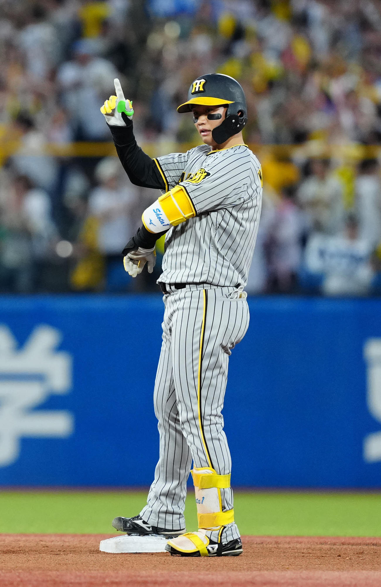 ヤクルト対阪神　1回表阪神1死二塁、先制適時二塁打を放ちポーズを決める森下（撮影・江口和貴）