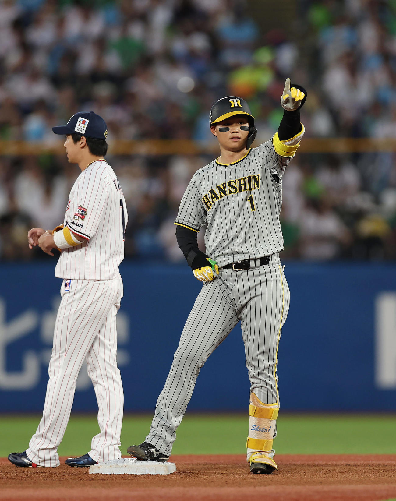 ヤクルト対阪神　1回表阪神1死二塁、先制の左前適時二塁打を放ちベンチを指さす森下（撮影・前田充）