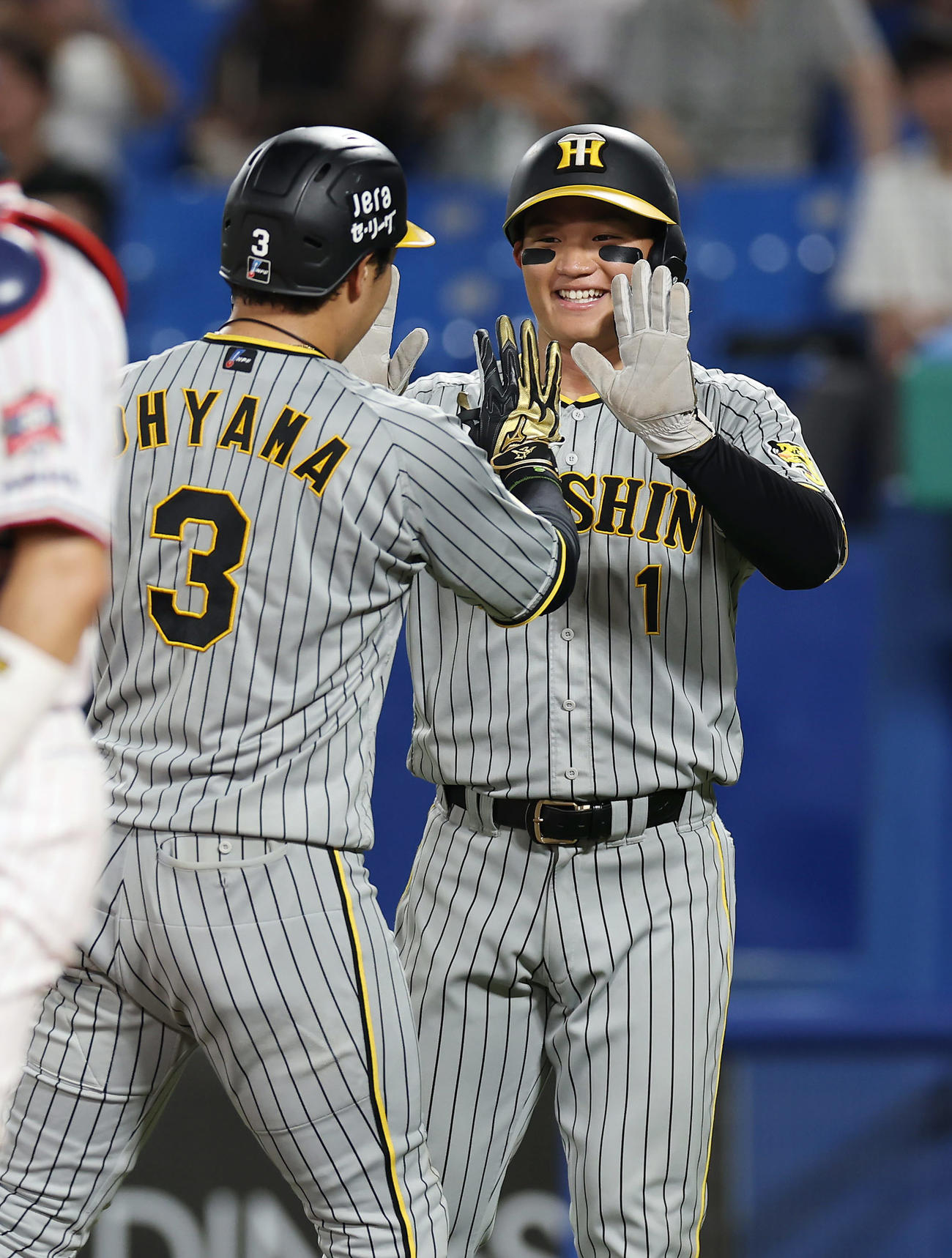 ヤクルト対阪神　9回裏阪神2死一塁、右越え2点本塁打を放った大山（左）をタッチで迎える森下（撮影・前田充）
