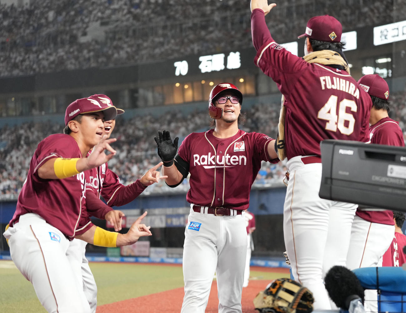 ロッテ対楽天　9回表楽天2死、右越えソロ本塁打を放った安田（中央）はナインと笑顔でハイタッチ（撮影・鈴木みどり）