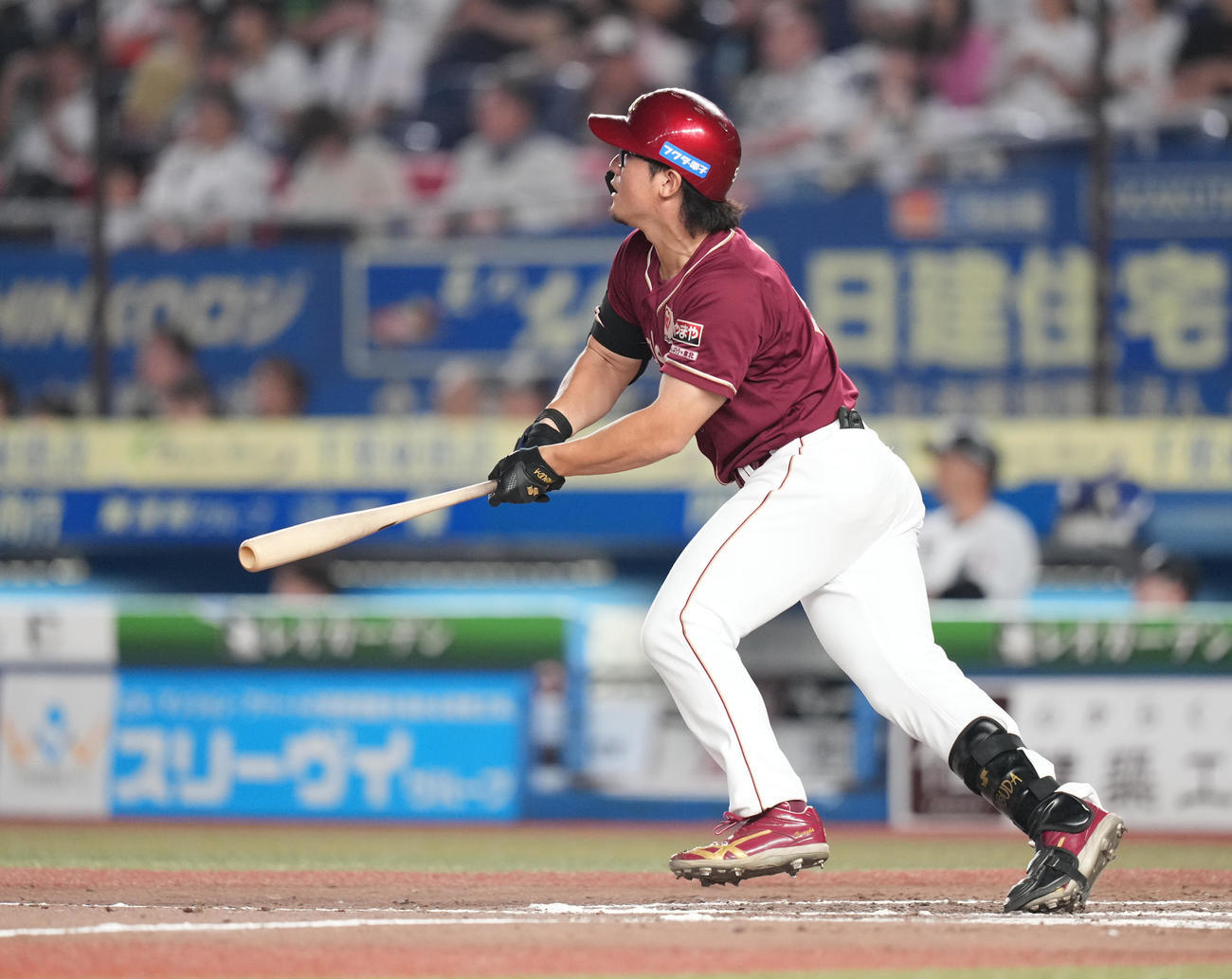 ロッテ対楽天　9回表楽天2死、右越えソロ本塁打を放つ安田（撮影・鈴木みどり）