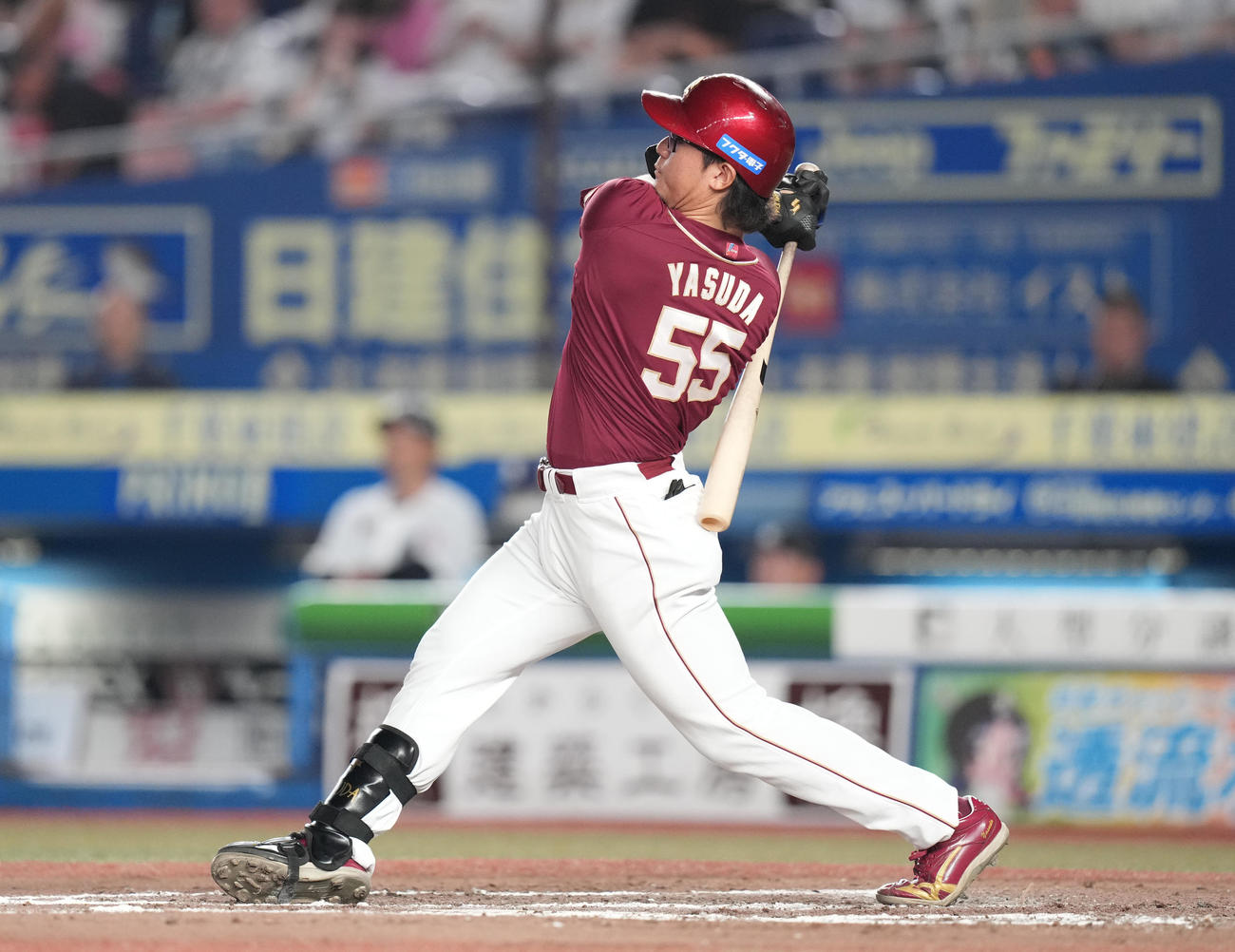 ロッテ対楽天　9回表楽天2死、右越えソロ本塁打を放つ安田（撮影・鈴木みどり）